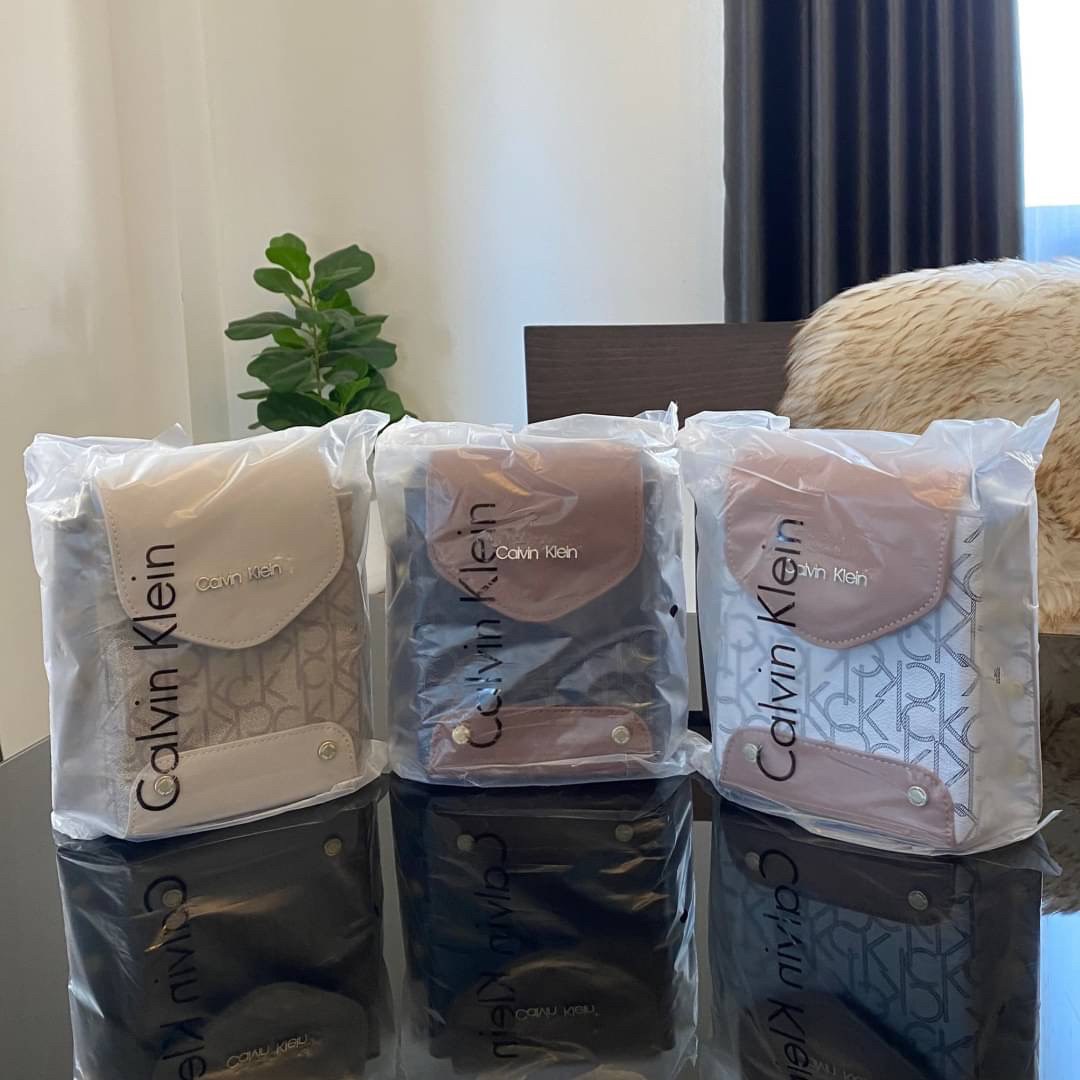 CALVIN KLEIN JEANS crossbody bag กระเป๋าถือหรือสะพาย ลายซิกเนเจอร์แบรนด์ทั้งใบ เปิด-ปิดกระเป๋าด้วยกระดุมแม่เหล็ก ด้านในแบ่งเป็น 2 ช่องหลัก และมีช่องเล็กใส่ของจุกจิก ซับในลายแบรนด์อย่างดี มาพร้อมสายสะพายยาวปรับระดับได้ฟรีไซต์ สามารถใช้ได้หลากหลายโอกาสค่ะ