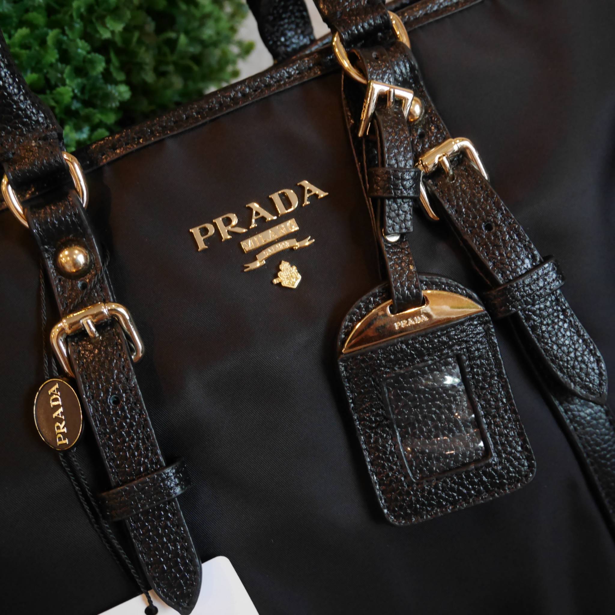 สาวๆที่มองหา กระเป๋าสะพายสวยเก๋ *ที่ใช้ได้สองทรง ทางร้าน ขอแนะนำค้า งานพรีเมี่ยมกิ้ฟ จากเคาเตอร์ต่างประเทศค่ะ รุ่น Limited edition ค่า กระเป๋าสะพาย จากแบรนด์ PRADA เป็น กระเป๋าผ้าไนล่อน สลับหนัง สะพายไหล่ได้ สามารถปรับระดับที่สายสะพายไหล่ได้ และสามารถปรับ