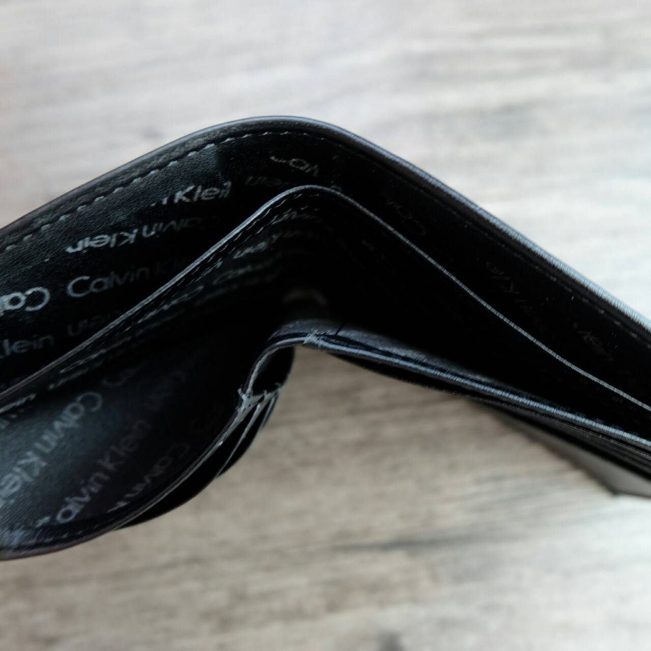 Calvin Klein Short Wallet กระเป๋าสตางค์ใบสั้น โดดเด่นด้วยโลโก้แบรนด์ปั๊มตัวใหญ่ ด้านหน้า ภายในมีช่องใส่ธนบัตรและช่องใส่บัตรหลายช่อง จะมอบเป็นของขวัญหรือใช้เองก็แนะนำค่ะ