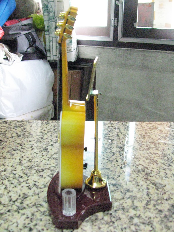 สินค้าหมดค่ะ นาฬิกาปลุกกีต้าร์สีเหลืองค่ะ