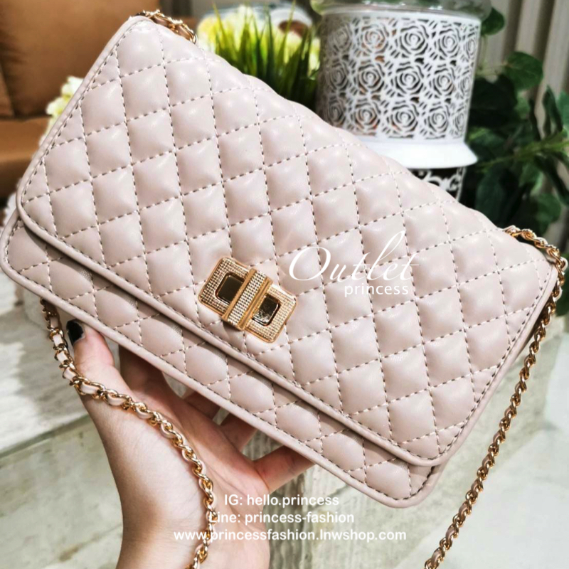 CHARLES & KIETH MINI CLUTCH BAG กระเป๋าสะพายทรงคลัชรุ่นยอดนิยมดีไซน์คลาสสิควัสดุหนังนิ่มลายตารางสวยอยู่ทรงขนาดมินิสไตล์ Chanel เปิดปิดด้วยตัวล๊อคแบบบิดอะไหล่ทอง ด้านหลังประดับโลโก้แบรนด์สวยดูดี มาพร้อมสายสะพายโซ่ร้อยหนัง Crossbody ได้สามารถซ้อนสายสะพายไหล