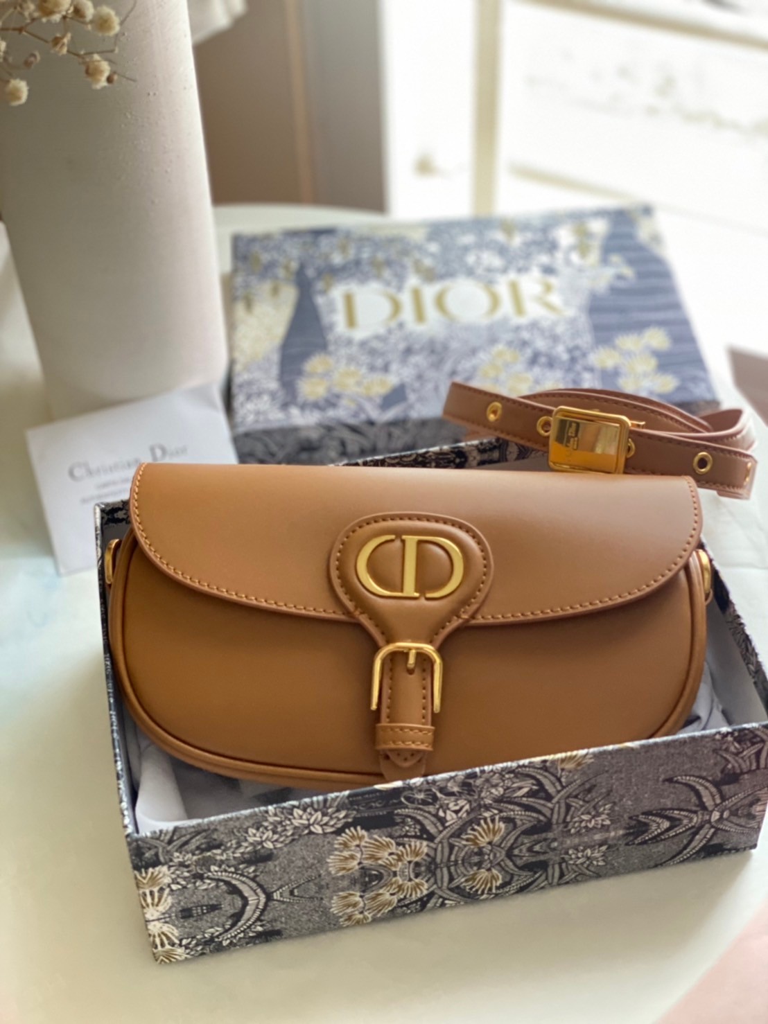 หนังแท้ DIOR BOBBY EAST-WEST BAG พร้อมส่งที่ไทย งานหนังแท้ทั้งใบเกรดออริจินอล ภาพสินค้าถ่ายจากงานขายจริง ใช้งานต่างประเทศได้ รุ่นใหม่ในฤดูกาลนี้ เพิ่มความทันสมัยให้กับซิลลูเอทของ Hobo ผ่านเส้นสายที่สง่างามและสัดส่วนที่กลมกลืนกัน สไตล์หนังลูกวัว โดดเด่นด้ว