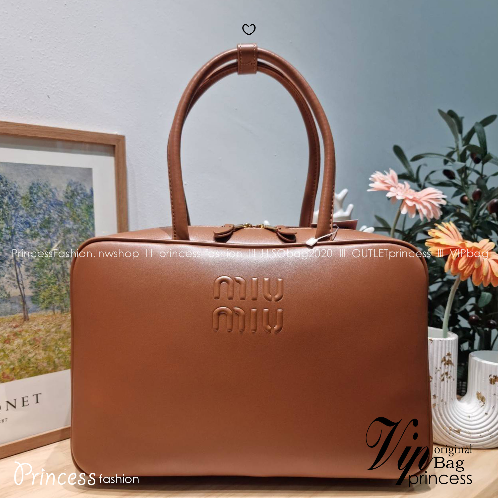 MIU MIU LEATHER BEAU BAG กระเป๋าถือรุ่นสุดจึ้ง ที่ไม่มีตอนนี้คือพลาด ดีไซน์เรียบแต่มากมีอยู่จริง สวยดูแพง หูจับในตัวง่ายและสะดวกพกพา เพียงแค่คล้องไหล่ ขนาดใหญ่จุของได้แบบสบายๆ