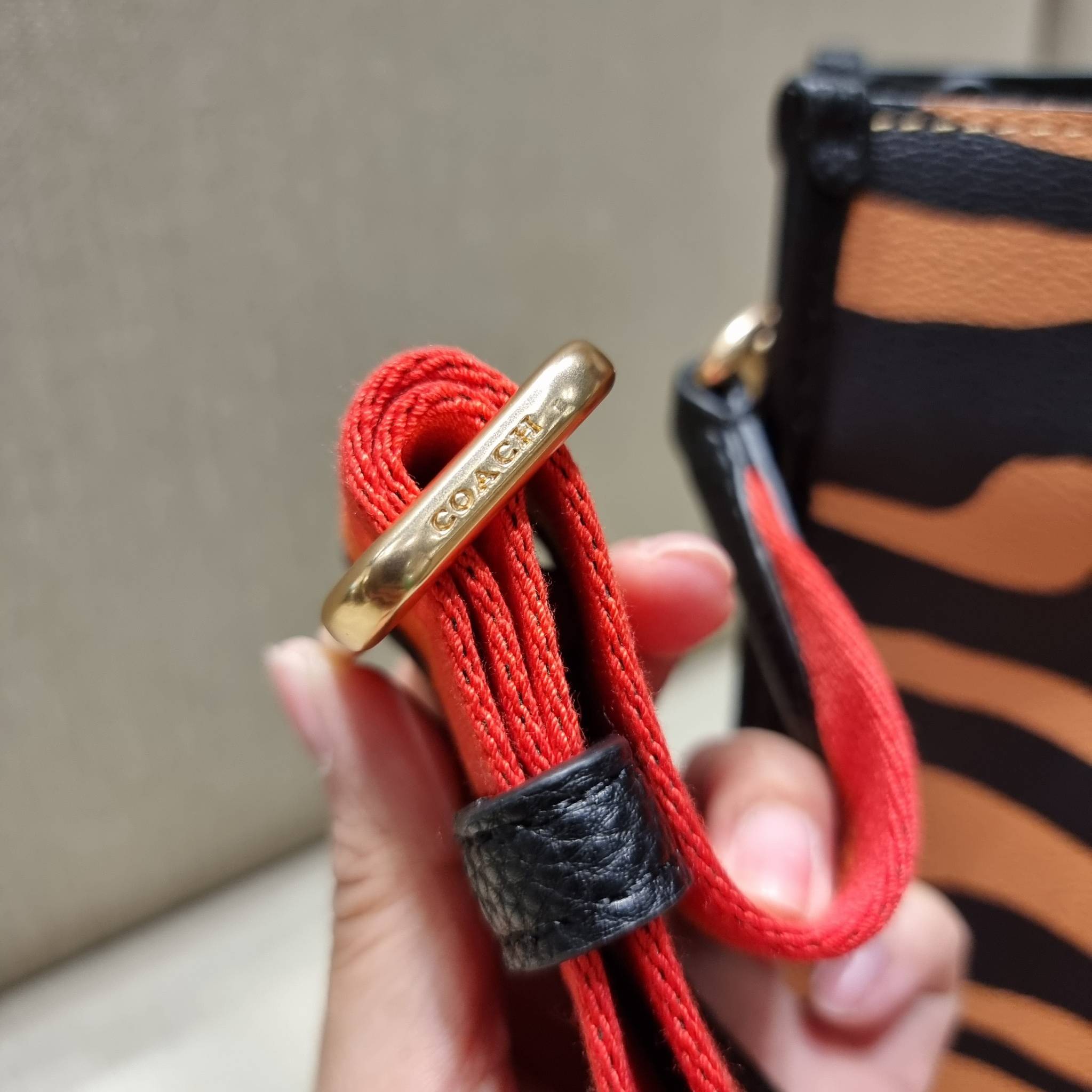 COACH C6988 DEMPSEY TOTE 22 WITH TIGER PRINT ใหม่ล่าสุดน้องเสือนำทรัพย์ 🐯🐯 คอลเลคชั่นฉลองปีเสือต้องมาจ้า กับรุ่นสวยคลาสสิค กระเป๋าทรงโท้ท ขนาดน่ารักน่าใช้มากๆ ดีไซน์พริ้นท์ลายเสือดึงดูดสายตา สวยมีสเน่ห์ที่สุด!! ฟังก์ชั่นการใช้งานสะดวก มีทั