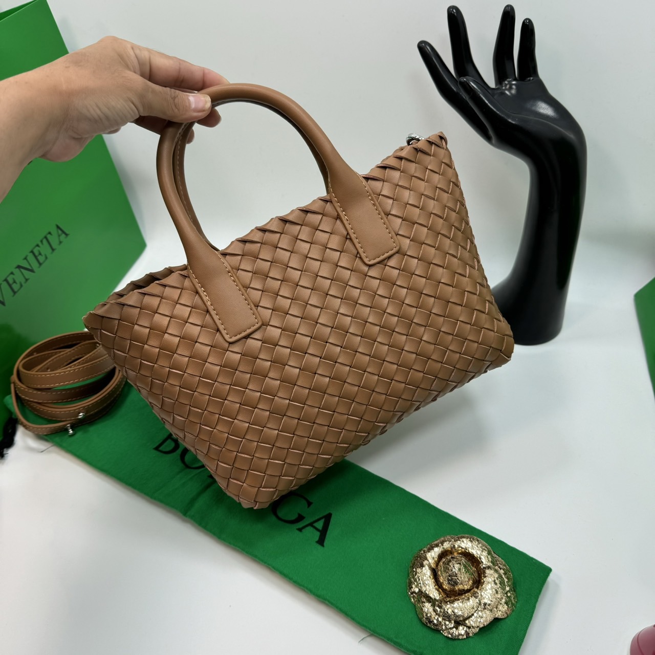 BOTTEGA MINI CABAT LEATHER TOTE BAG กระเป๋าสะพายขนาดมินิ พร้อมใบลูก ดีไซส์สานเป็นเอกลักษณ์ หนัง nappa นิ่มสวยงาม