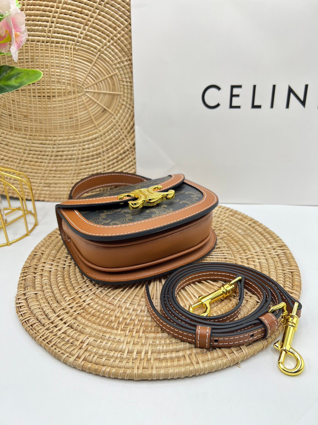 CELINE Mini besace triomphe in shiny top handle กระเป๋าสะพายคาดลำตัวพร้อมหูจับถนัดมือ น่ารักมาก รุ่นใหม่ล่าสุด