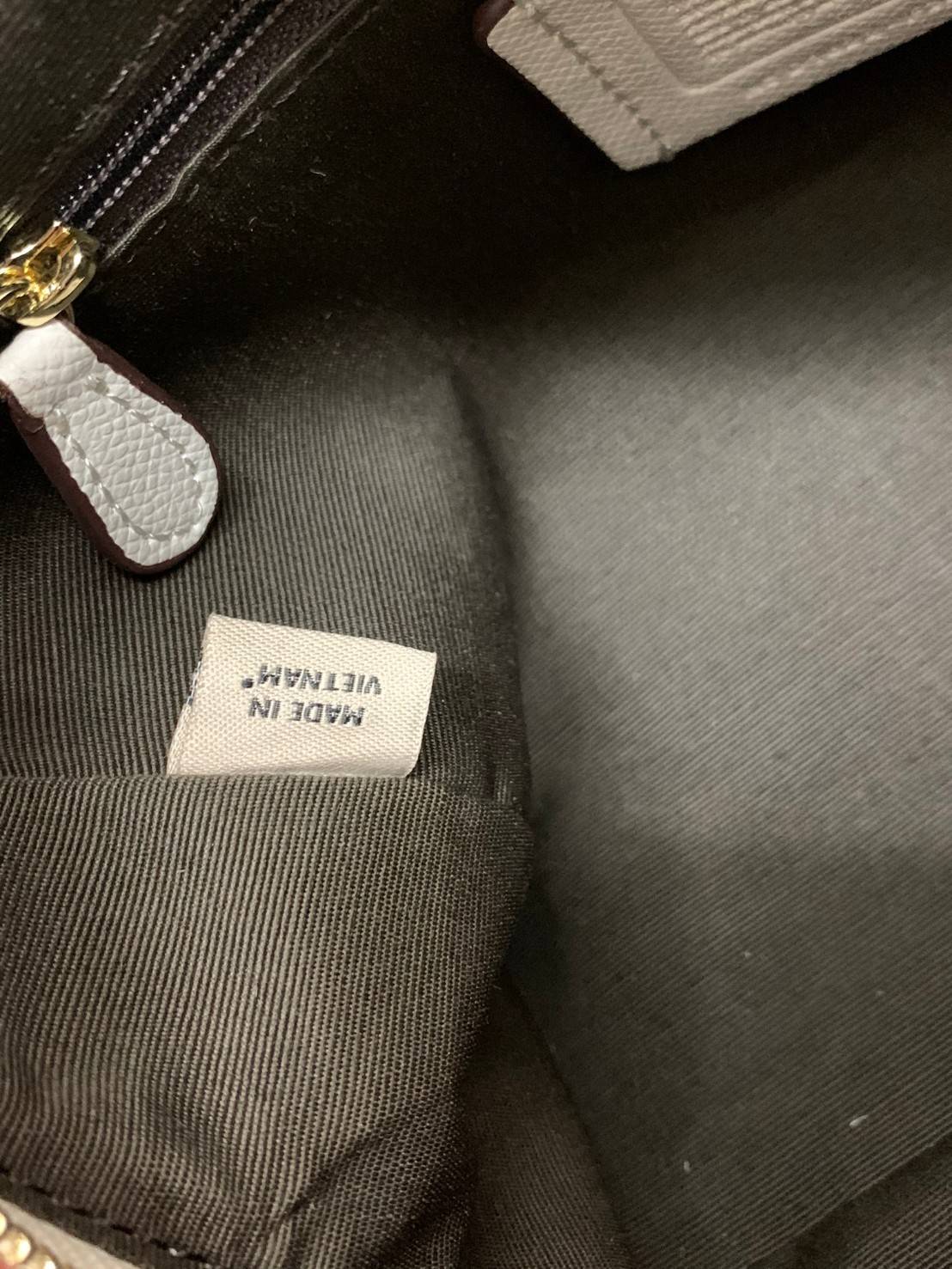 รุ่นอะไหล่ทองเข้าแล้วจ้าา ห้ามพลาดค่ะ Coach Bennett Boston Bag in Crossgrain Leather ((32202)) พร้อมส่ง รุ่นที่สาวๆหลายๆคนถามถึงกันค่า! กระเป๋าทรงหมอน หนังแท้ ลายหนังสวยมากค่ะ ไม่ว่ายุคไหนๆก็สวย ดูดี ทรงฮิตในตำนานค่ะ ✔️อะไหล่ทองหรูสวย เปิดปิดกระเป๋