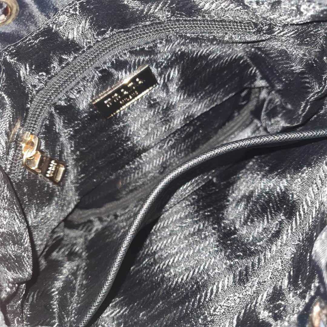 Size MINI : พร้อมส่งรุ่นขายดี!!! PRADA DRAWSTRING BAG WITH STRAP VIP GIFT WITH PURCHASE พรีเมี่ยมกิ๊ฟจากต่างประเทศรุ่น Limited วัสดุ Nylon & Polyester 100% เนื้อหนา ด้านหน้าประดับโลโก้ เปิดปิดแบบ Drawstring มาพร้อมสายสะพายให้ถึง2แบบทั้งสายสั้นและสายยาวปรั