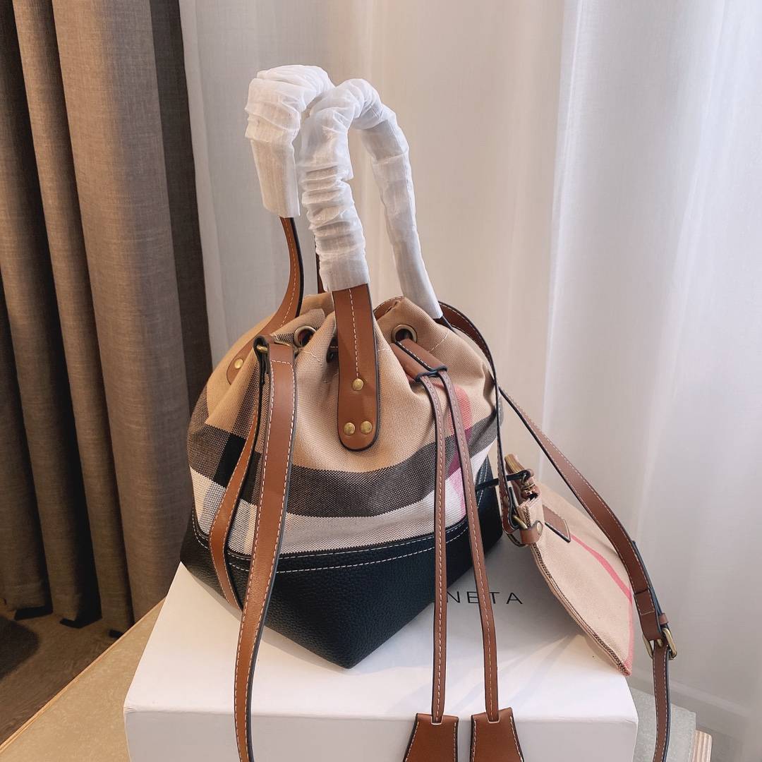 BURBERRY VINTAGE CANVAS BUCKET BAG งานพรีเมียมกิ้ฟท์เคาเตอร์ น้ำหอมจากแบรนด์ **ทรงขนมจีบ มาพร้อมสายยาว วัสดุผ้า Canvas เนื้อหนาซับในอย่างดี ลายแบรนด์สวยมากคะ จุดเด่นคือ กระเป๋าสามารถ จุของได้เยอะมาก มาพร้อมกระเป๋าใบเล็กอีกหนึ่งใบสามารถแยกใช้งานได้ ถือแล้ว