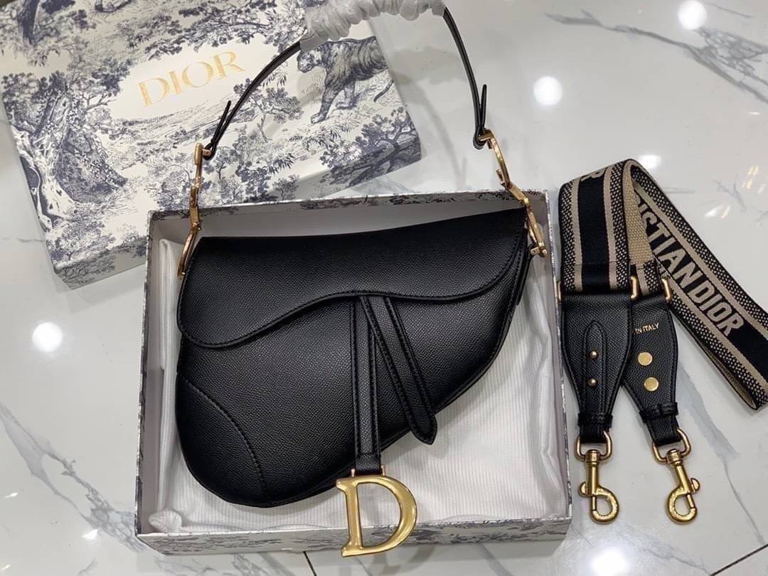 หนังแท้ DIOR SADDLE BAG Black Goatskin กระเป๋ารุ่นยอดนิยมตามแบบฉบับแบรนด์ งานทอลายคมชัด ใช้งานได้ 2 แบบ สะพายยาว CROSSBODY และสายสั้นถือได้เก๋ๆ ลุคนี้คูลสุดๆ เลยค่าา ภาพถ่ายจากสินค้าจริง! สวยมาก พร้อมส่งที่ไทยราคาสุดคุ้ม สาวๆ ห้ามพลาดค่ะ!