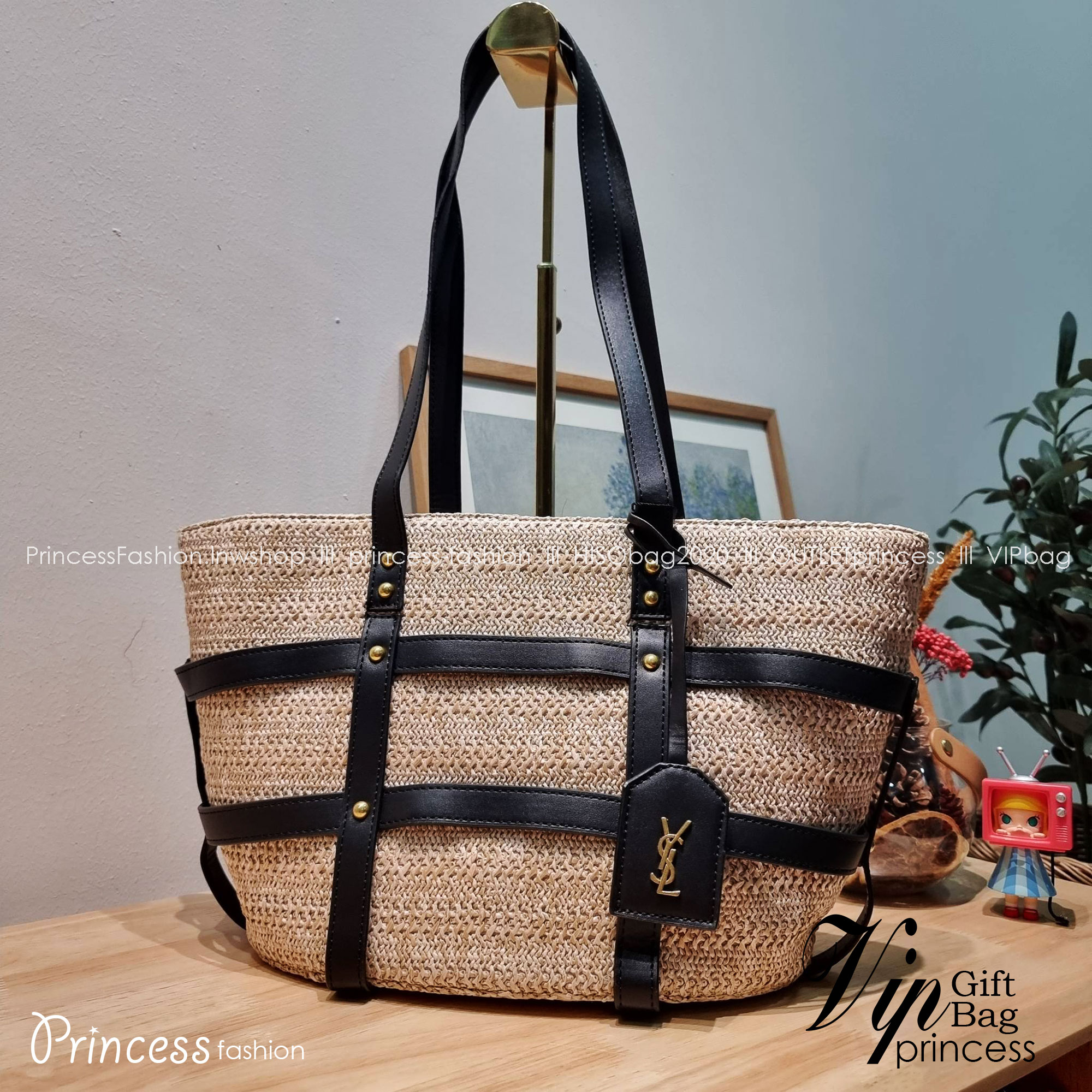 YSL PANIER STUDDED LEATHER TRIMMED WOVEN RAFFIA สวยไม่ซ้ำใคร ใหม่ที่สุด กับกระเป๋าสะพายสานทรงยูนีค ที่เติมดีเทลความหรูด้วยสายหนังคาดตกแต่ง ดูแพงไปอีก