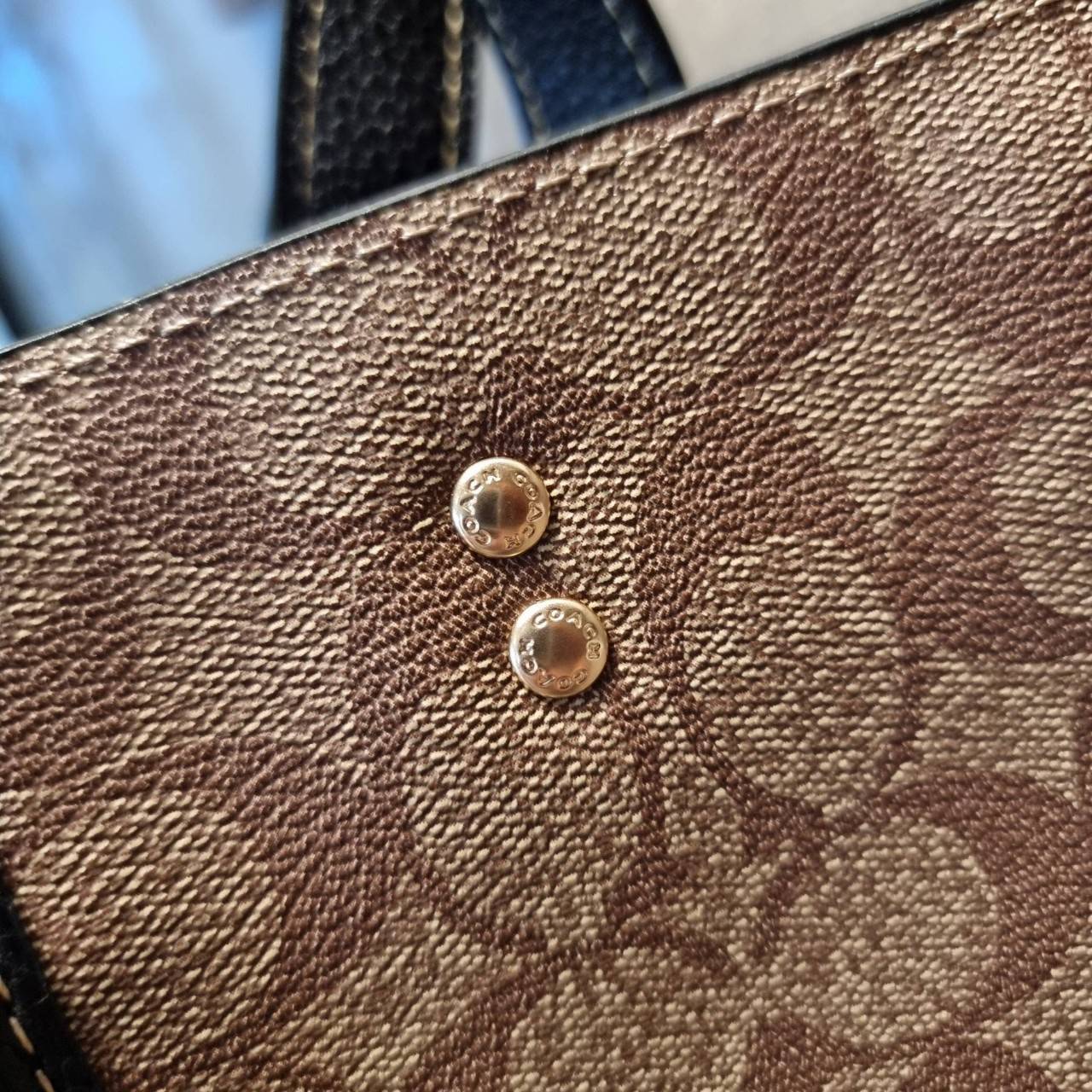 COACH C6918 DEMPSEY TOTE 22 IN SIGNATURE CANVAS WITH DISCO PATCHES คอลเลคชั่นคลาสสิค ที่มาพร้อมดีเทลใหม่ กระเป๋าทรงโท้ท ขนาดน่ารักน่าใช้มากๆ สาวๆถูกอกถูกใจกันนับไม่ถ้วน!! รอบนี้เพิ่มลูกเล่นที่สายสะพาย ดีไซน์กึ่งสปอร์ต ทำให้ใช้งานได้ไม่มีเบื่อ ฟังก์ชั่นการ