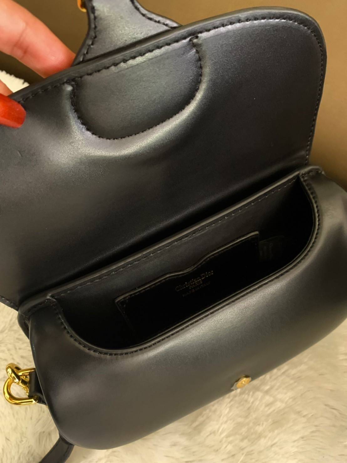 DIOR BOBBY EAST-WEST BAG (GWP) พรีเมี่ยมกิ้ฟ Limited Edition กระเป๋าสะพายขนาดกระทัดรัด น่ารักมากมาย วัสดุหนังแท้ (Calfskin) อะไหล่ทอง ตกแต่งด้านหน้ากระเป๋าแบบหัวเข็มขัด ประดับโลโก้ CD ด้านหลังสกรีนตัวอักษร "30 MONTAIGNE" มีช่องสำหรับเก็บของหนึ่ง