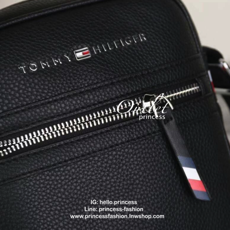 Tommy Hilfiger Essential Mini Reporter กระเป๋าสะพายทรงเท่ ขนาดกำลังดีน้ำหนักเบา หนังสวยทรงดีด้านหน้าประดับโลโก้แบรนด์ เปิดปิดด้วยซิปสะดวกใช้ ภายในมีช่องซิปแยกเก็บของ สายสะพายยาวปรับระดับได้ ลุคเท่มากค่ะ แนะนำเลยค่า