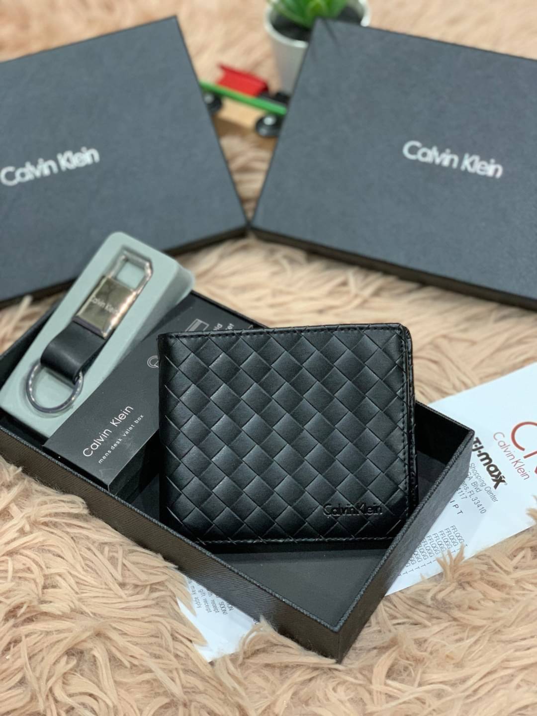 ของแท้ 💯% 】CALVIN KLEIN SHORT WALLET & KEY CHAIN SET เซ็ทสุดคุ้มกับอีกหนึ่งคอลเลคชั่นสำหรับคุณผู้ชาย ในเซ็ทประกอบไปด้วยกระเป๋าสตางค์ทรงสั้น ใช้งานง่าย