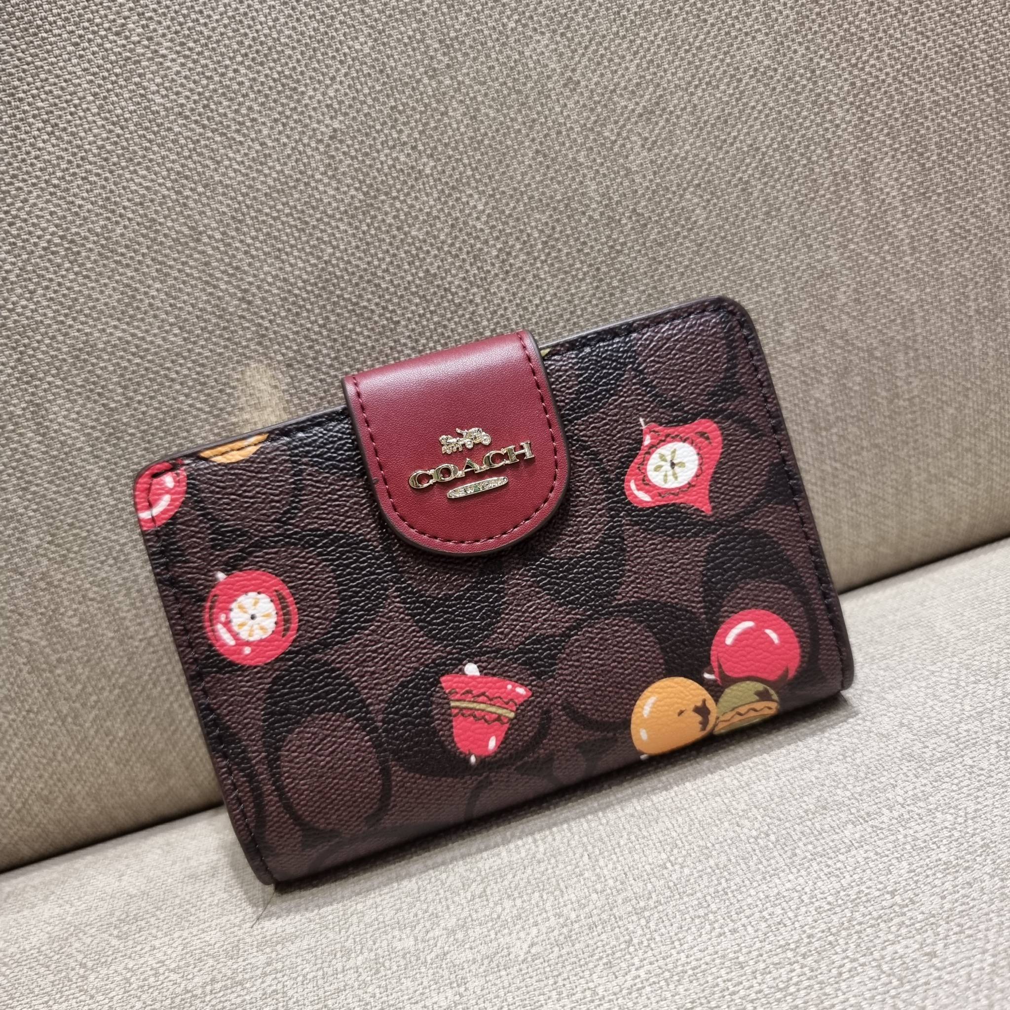 COACH C7414 MEDIUM CORNER ZIP WALLET WITH ORNAMENT PRINT คอลเลคชั่นใหม่ กระเป๋าสตางค์ใบกลาง ดีไซน์ใหม่ สุดหรู คละลายพริ้นท์เต็มใบ น่าใช้ไปอีก วัสดุหนังแคนวาสเคลือบลาย ภายในมีช่องใส่บัตร ใส่ธนบัตรได้ครบ และมีช่องซิปแยก ใบจริงสวยมากๆ แนะนำจ้า ราคาสุดคุ้มครบ