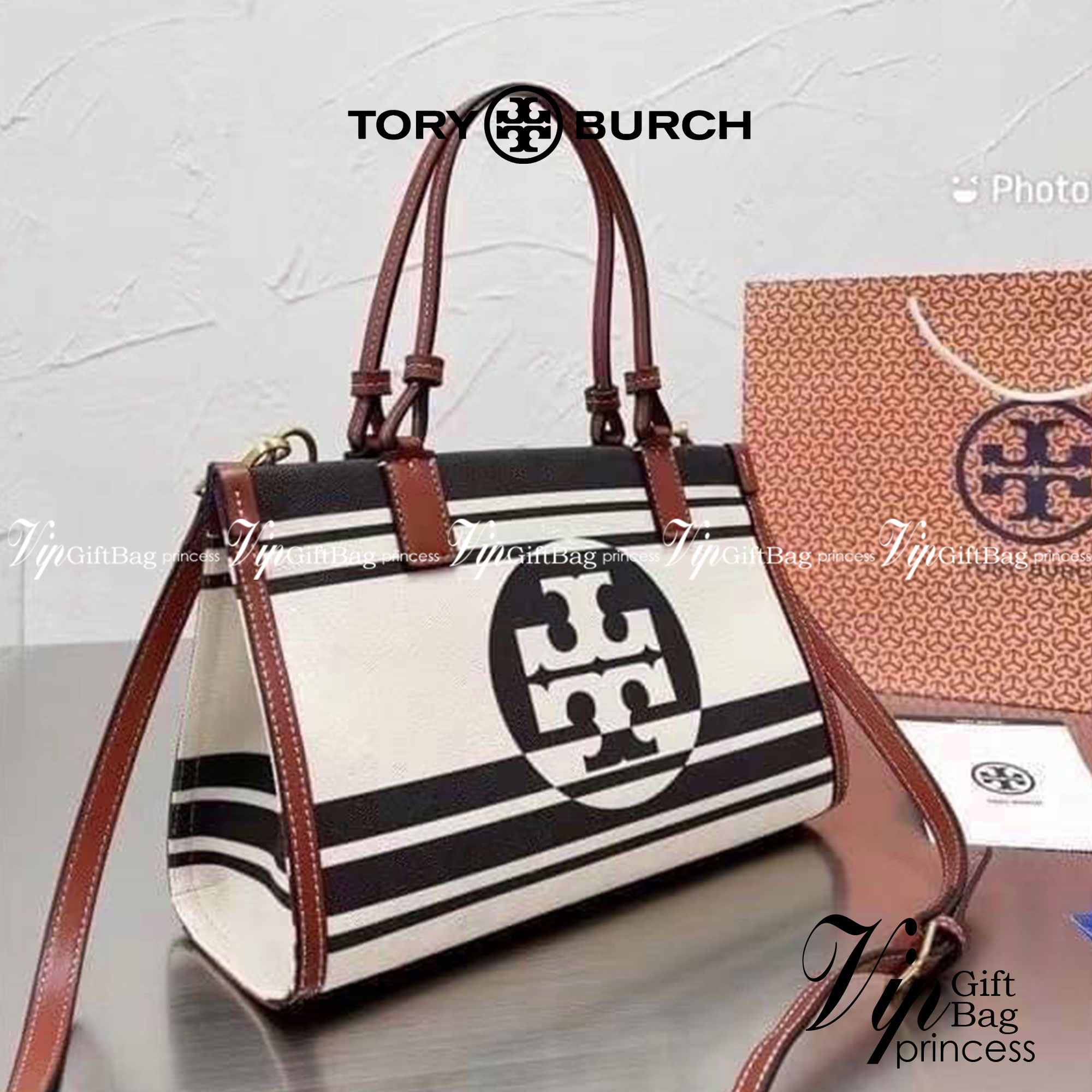 Tory Burch Ella Jacquard Stripe Tote มี 2 ขนาด 10" 13" กระเป๋าสะพาย Tory 😍😍ทรง tote มาใหม่ ผ้าแคนวาสอย่างดี ตัดขอบหนังสีน้ำตาลขนาดกำลังดี จุของได้เยอะเลยค่ะ งานจริงสวยน่าใช้มากๆ
