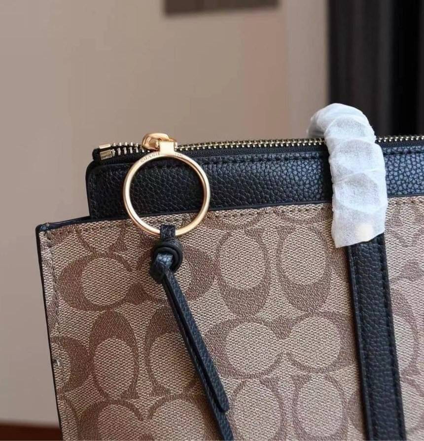 COACH 2319 MAY TOTE IN COLORBLOCK SIGNATURE CANVAS กระเป๋าโท้ท ดีไซน์ใหม่ล่าสุด!! 💕💕 เก๋ตรงปากกระเป๋า คล้ายกระเป๋าซ้อนในตัว สีตัดกับตัวกระเป๋าได้อย่างลงตัว ทรงสวย ใบใหญ่ใส่ของได้เยอะ เปิด-ปิดด้วยซิป รูดใช้งานง่าย ภายในโล่งกว้าง ด้านหลังมีช