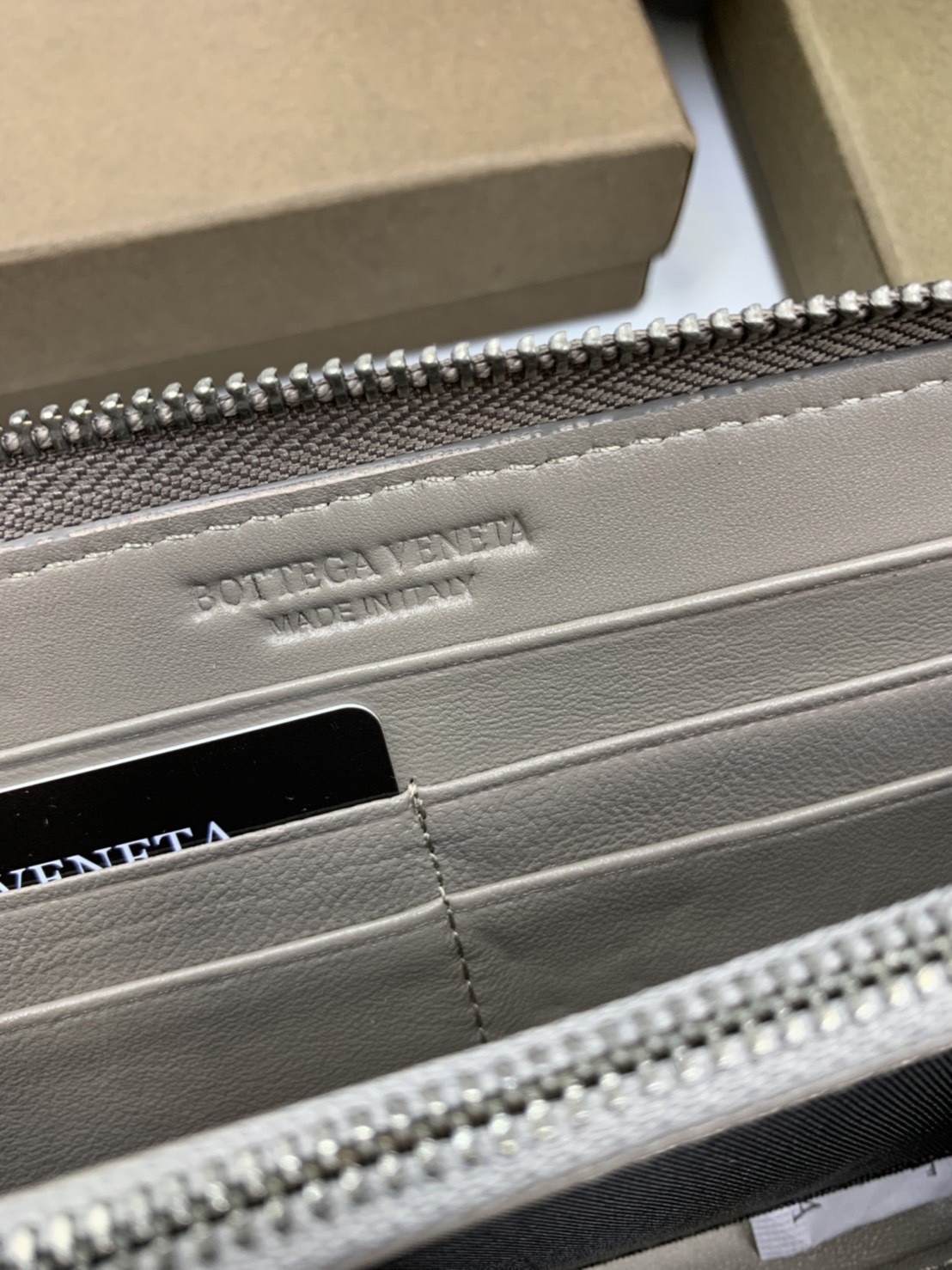 หนังแท้ BOTTEGA VENETA LONG WALLET ZIP AROUND / BV Wallet / BV Long Wallet พร้อมส่งที่ไทย กระเป๋าสตางค์ใบยาวซิปรอบ งานหนังแท้ทั้งใบ รุ่นตามหา เป็นรุ่นยอดนิยม ใช้ได้ทั้งหญิงชาย คลาสสิกหยิบมาใช้งานได้บ่อยที่สุด ใช้ทนทานได้นานภาพสินค้าถ่ายจากงานขายจริง ใช้งา