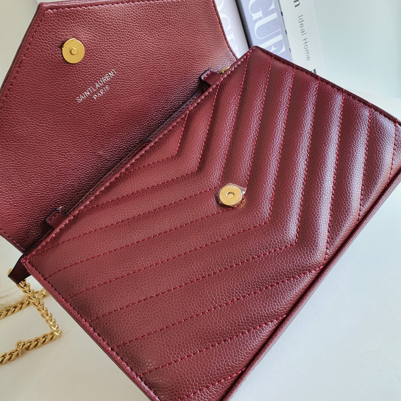 YVES SAINT LAURENT YSL BAG VIP GIFT WITH PURCHASE (GWP) พรีเมี่ยมกิ้ฟ Limited Edition จาก YSL DUTY FREE COUNTER วัสดุหนังแท้ลายคาเวียร์ ทรงหน้าจดหมายลายทาง สวยหรูมาก อะไหล่ทอง เปิดปิดด้วยกระดุมแม่เหล็ก ภายในโล่งมี2ช่องใหญ่ ช่องซิปใหญ่ มีที่ใส่บัตร12ใบ มาพ