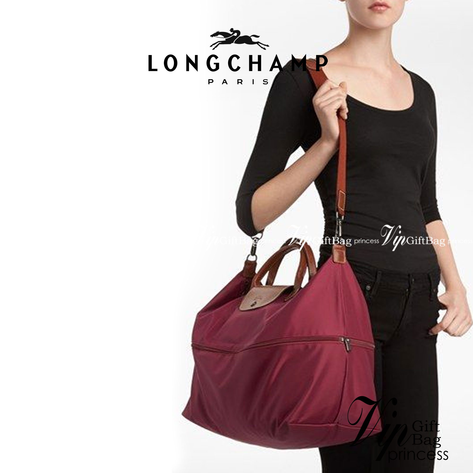 LONGCHAMP LE PLIAGE CLUB TRAVEL BAG กระเป๋าขนาดใหญ่สำหรับการเดินทาง เราเรียกที่นี้ว่า travelling bag รุ่นคลาสสิค มาพร้อมสายสะพายยาวที่ปรับและถอดออกได้ ความพิเศษของรุ่นนี้ที่ครองใจนักเดินทางทั่วโลก คือซิปรอบตรงกลางตัวกระเป๋า สามารถเปิดซิปเพื่อขยายขนาดและพั