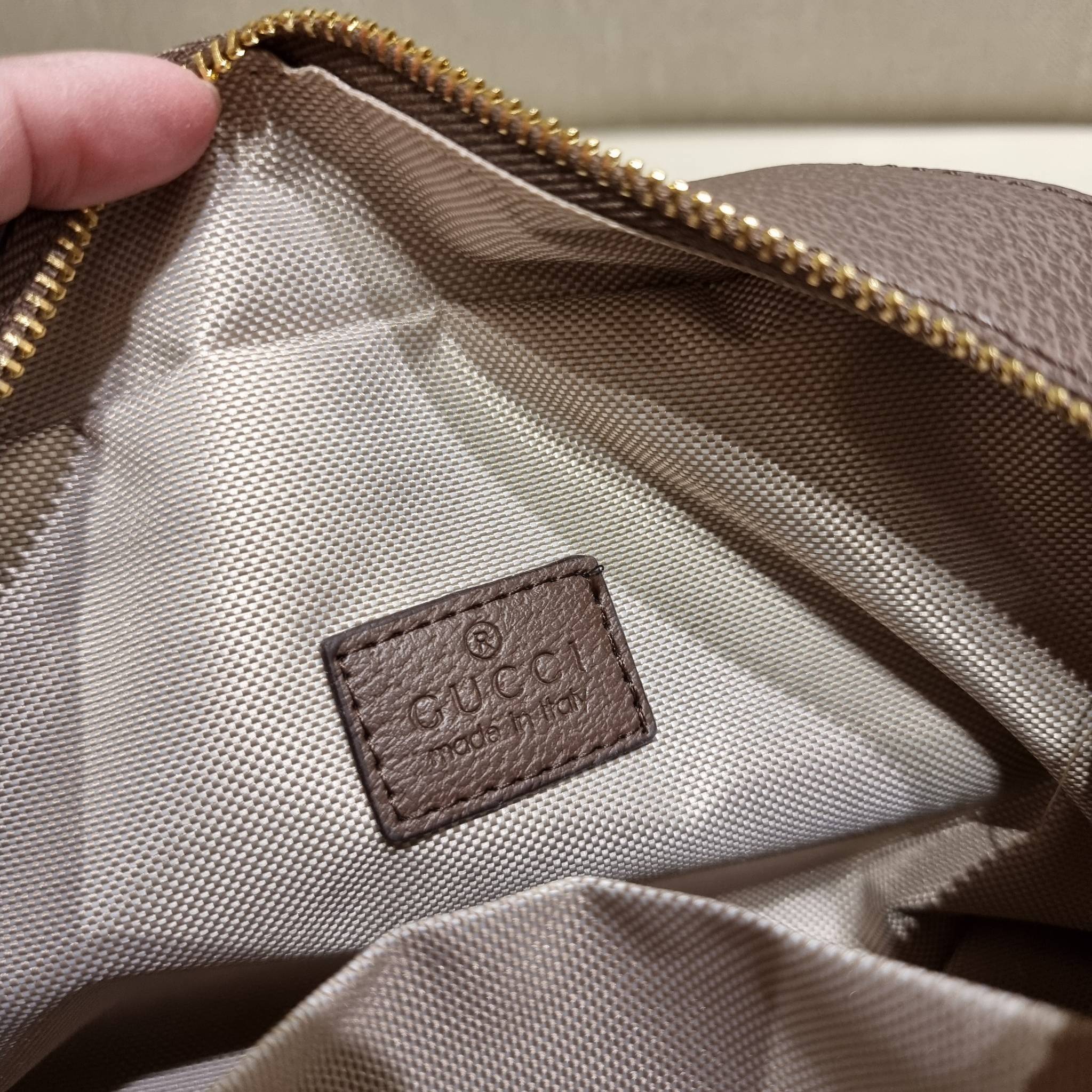 VIP 】GC STRAP SHOULDER BAG กระเป๋าสะพายข้างวีไอพีจากเคาน์เตอร์ duty free วัสดุหนังแคนวาสทนทาน ทรงสวย โดดเด่นตรงสายสะพายสีสดใสเป็นเอกลักษณ์ ตัดกันกับกระเป๋าได้อย่างลงตัว เปิด-ปิดกระเป๋าด้วยซิป รูดใช้งานง่าย ภายในโล่งกว้าง มีช่องแยกให้ ใส่ของสำคัญได้สบายๆ ส