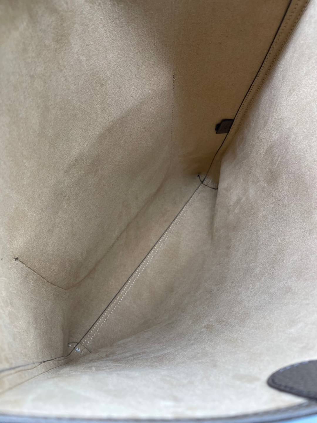 GUCCI tote bag vintage monogram 16" เกรดออริจินอล กระเป๋าโท้ทวินเทจใบใหญ่ ตัดเย็บอย่างพิถีพิถัน ภายในช่องโล่งกว้างจุได้เยอะ รูปทรงออกแบบ หยิบจับสะดวก สามารถใส่กระเป๋าสตางค์ พวงกุญแจโทรศัพท์มือถือ iPad และเอกสารได้ จะถือหรือสะพายชิวๆในวันหยุดสบายๆ ก็ส