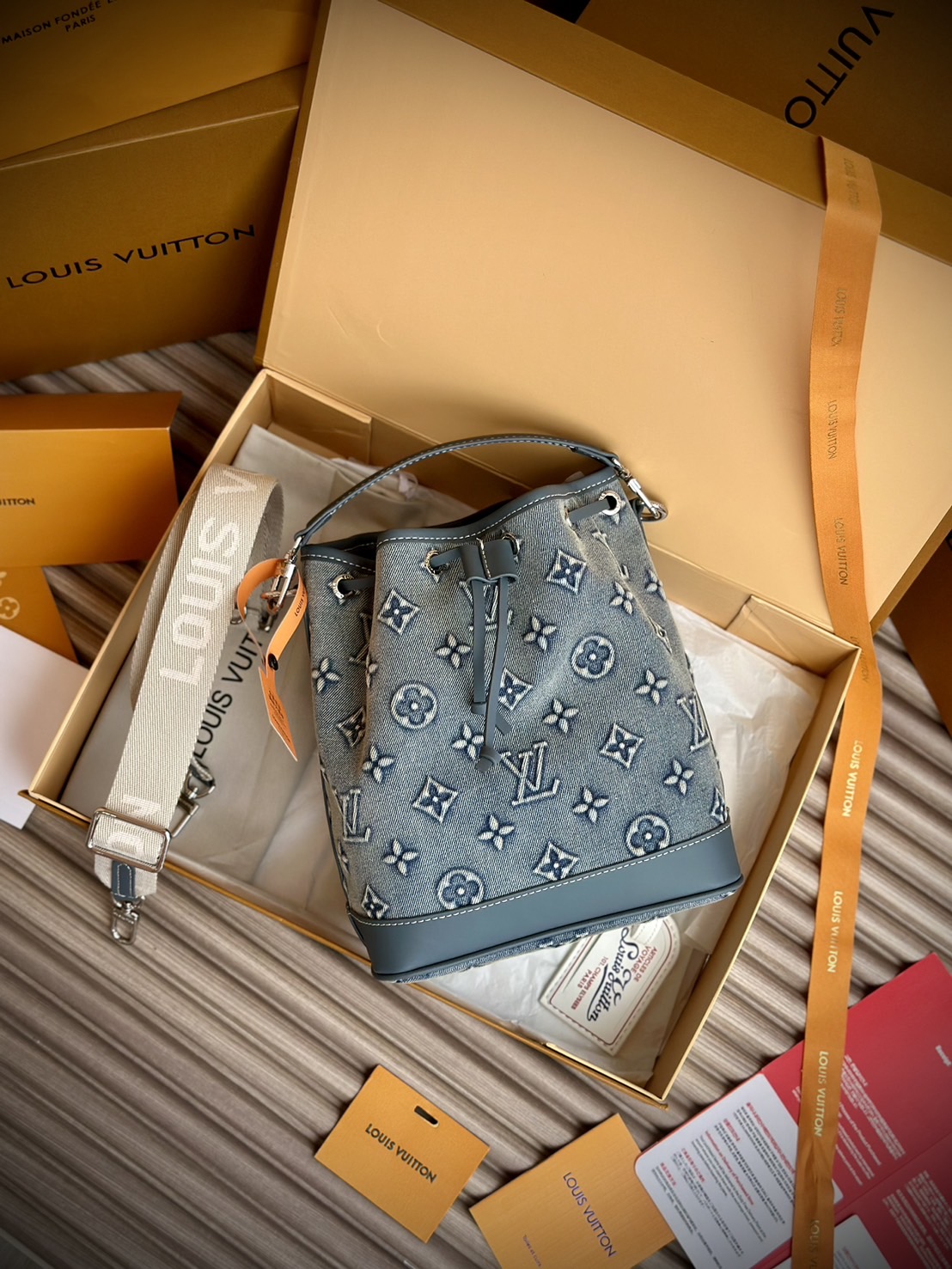 LV Nano Noé Denim Vintage Bag / LV Bucket Bag กระเป๋าทรงบัคเก็ตเดนิมสไตล์วินเทจ รุ่นใหม่ปั้มลายโมโนแกรมบนเดนิมสุดไอคอนิก ที่ใครเห็นต้องเป็นคลั่งรัก ผู้ดี หรูหราได้ทุกลุค ทุกสไตล์