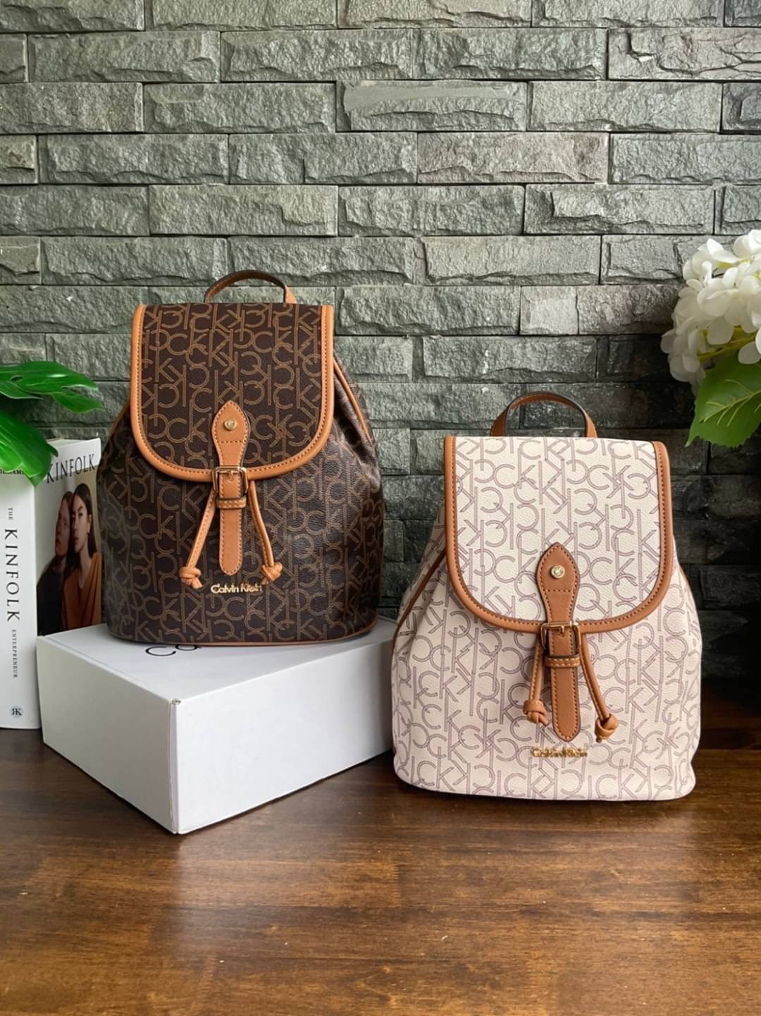 CALVIN KLEIN Monogram Backpack กระเป๋าสะพายเป้รุ่นใหม่ชนช้อป รุ่นยอดนิยม วัสดุ PVC คุณภาพดี หนังนิ่มสวย ฐานกระเป๋าแข็ง ตั้งอยู่ทรงรองรับน้ำหนักได้ดีมากๆ ตัวกระเป๋ามีน้ำหนักเบา ด้านหน้าประดับด้วยโลโก้แบรนด์ สายยาวดีไซน์เก๋ สะพายไม่เจ็บไหล่ เลื่อนปรับได้ฟรี