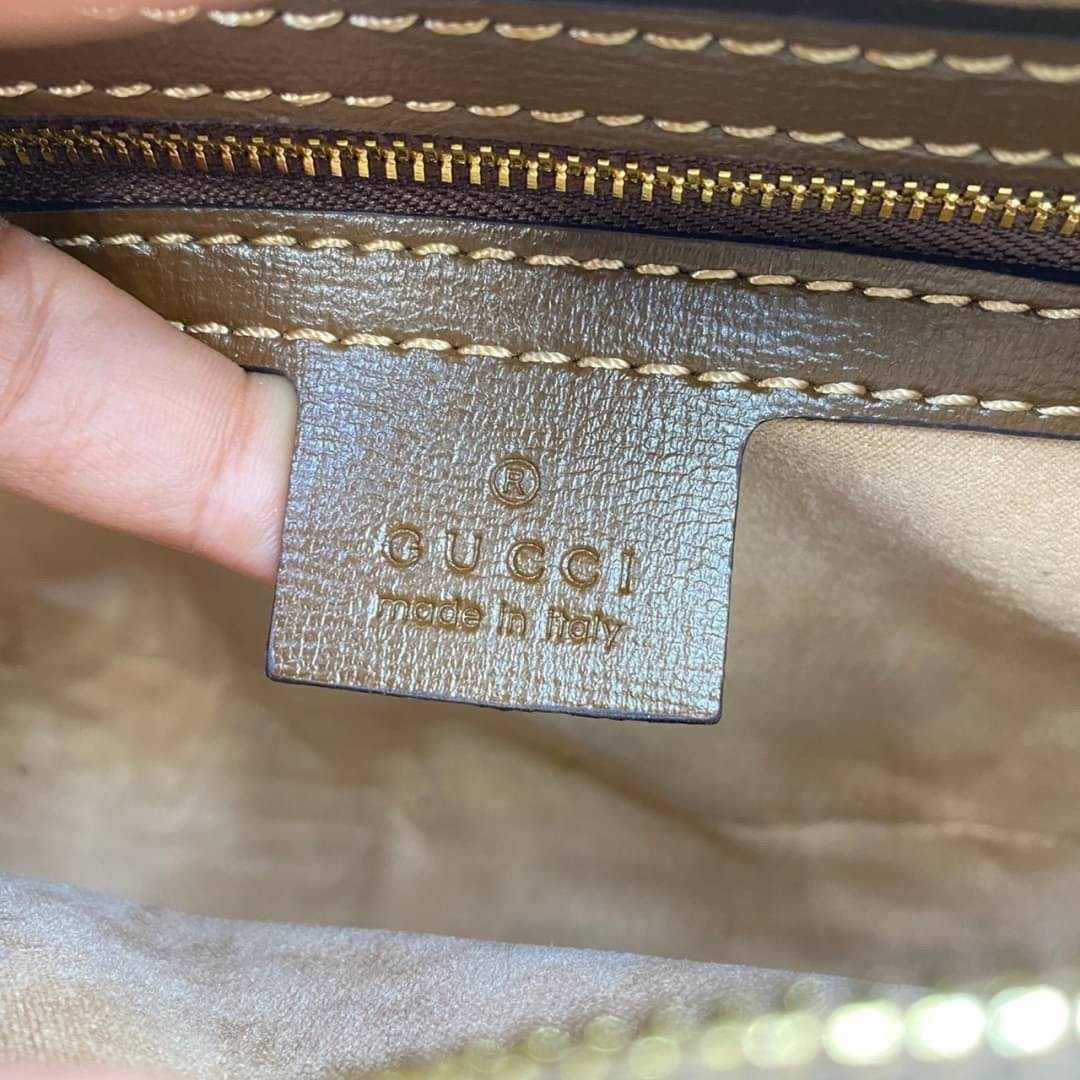 VIP 】Brown GUCCI Horsebit 1955 small color-block leather shoulder bag ด้วยรูปทรงกล่องอันคลาสสิกที่มาพร้อมรายละเอียดอันน่าค้นหา ดูหรูหรา สามารถใช้งานได้หลากหลายโอกาส เป็นเพื่อนคู่ใจในวันสบายๆ หรือออกงานเป็นทางการ ไม่ควรพลาดเลยค่ะ