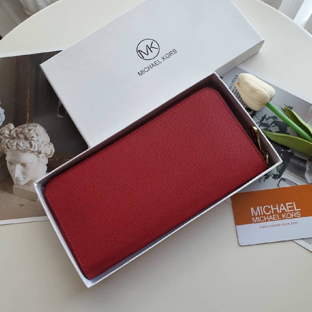 MICHAEL KORS SAFFIANO WALLET กระเป๋าสตางค์ใบยาว หนัง SAFFIANO ซิปรอบ สวยหรู มาก อะไหล่ปั้มโลโก้แบรนด์ ด้านในมีช่องใส่บัตร เยอะม้ากกก อีกด้านมีช่องแบงค์ + ซิปใส่เหรียญ จุของได้เยอะจริงๆ ได้ สวยหรูดูดี อุปกรณ์ครบ รีบคว้าเลยคะ!