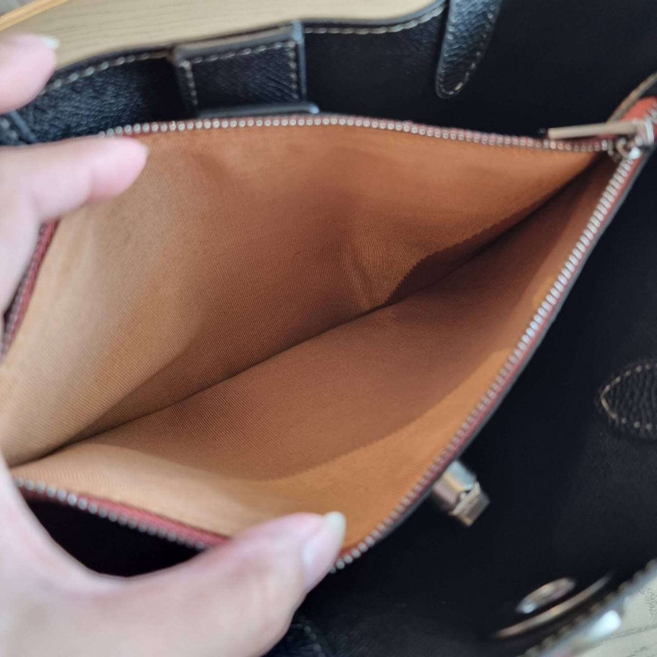 COACH C8561 C8869 WILLOW TOTE 24 IN COLOR BLOCK น้องสาวลุคลูกคุณมาแล้วจ้า กระเป๋าถือ/สะพาย ดีไซน์คัลเลอร์บล็อค ลงตัว เรียบหรู ใบจริงคือผู้ดี๊ผู้ดี ใช่ได้ทุกๆโอกาส วัสดุหนัง pepble อยู่ทรง เปิดปิดด้วยตัวบิดล็อค และอีกฝั่งเป็นกระดุมแม่เหล็ก ภายในโล่งกว้าง ใ