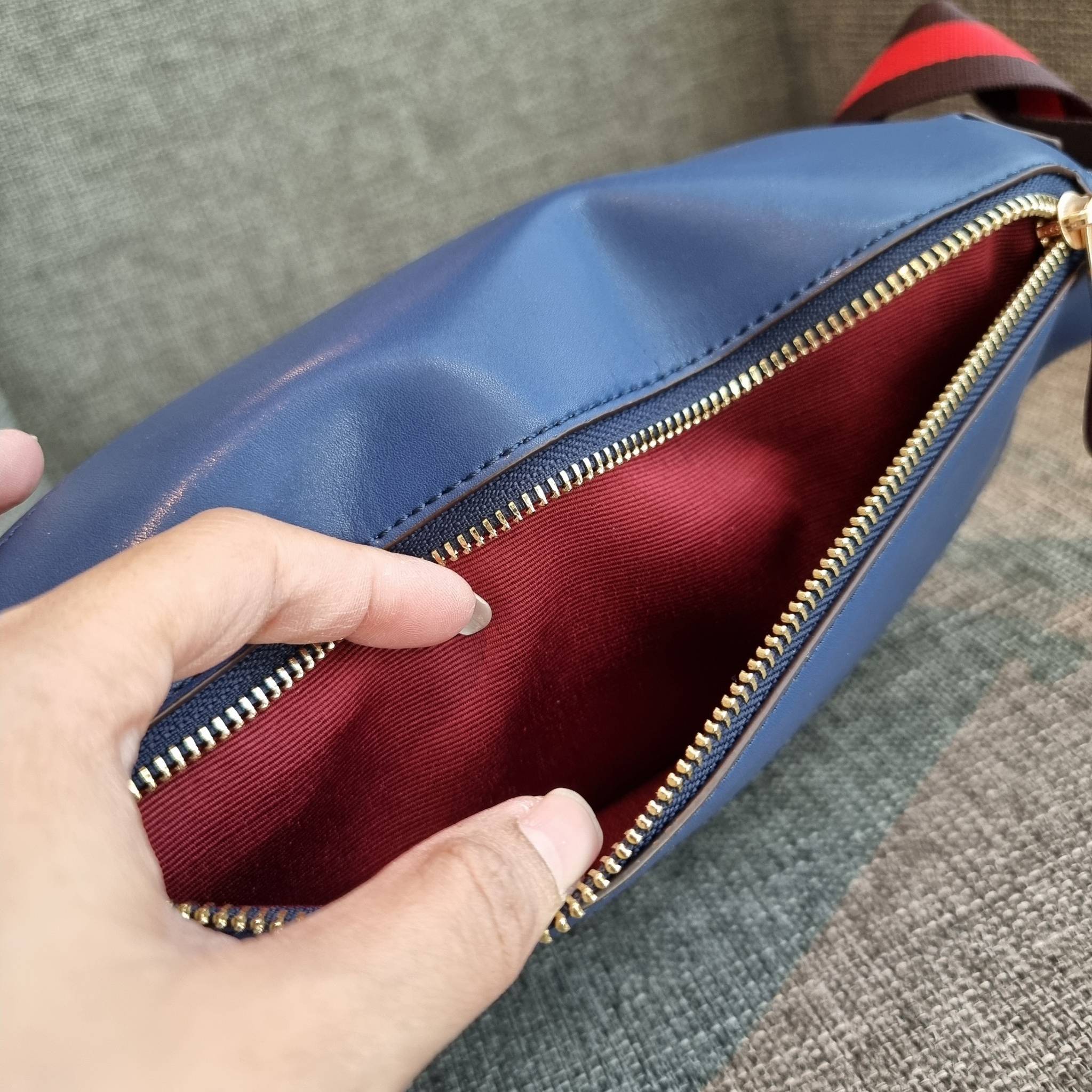 OUTLET 】COACH C4035 HERITAGE BELT BAG IN SIGNATURE CHAMBRAY ใหม่ล่าสุด กระเป๋าคาดอกสุดชิคสำหรับหนุ่มๆ เป็นดีไซน์กึ่งสปอร์ตที่ดูหรูมากๆ แพทเทิร์นเป็นที่ใช้งานง่าย วัสดุผ้าแชมเบรย์สลับหนังแท้ ไม่หนาไม่บางจนเกินไป มีช่องด้านหน้า และซิปหลัก ภายในโล่งกว้าง จุข