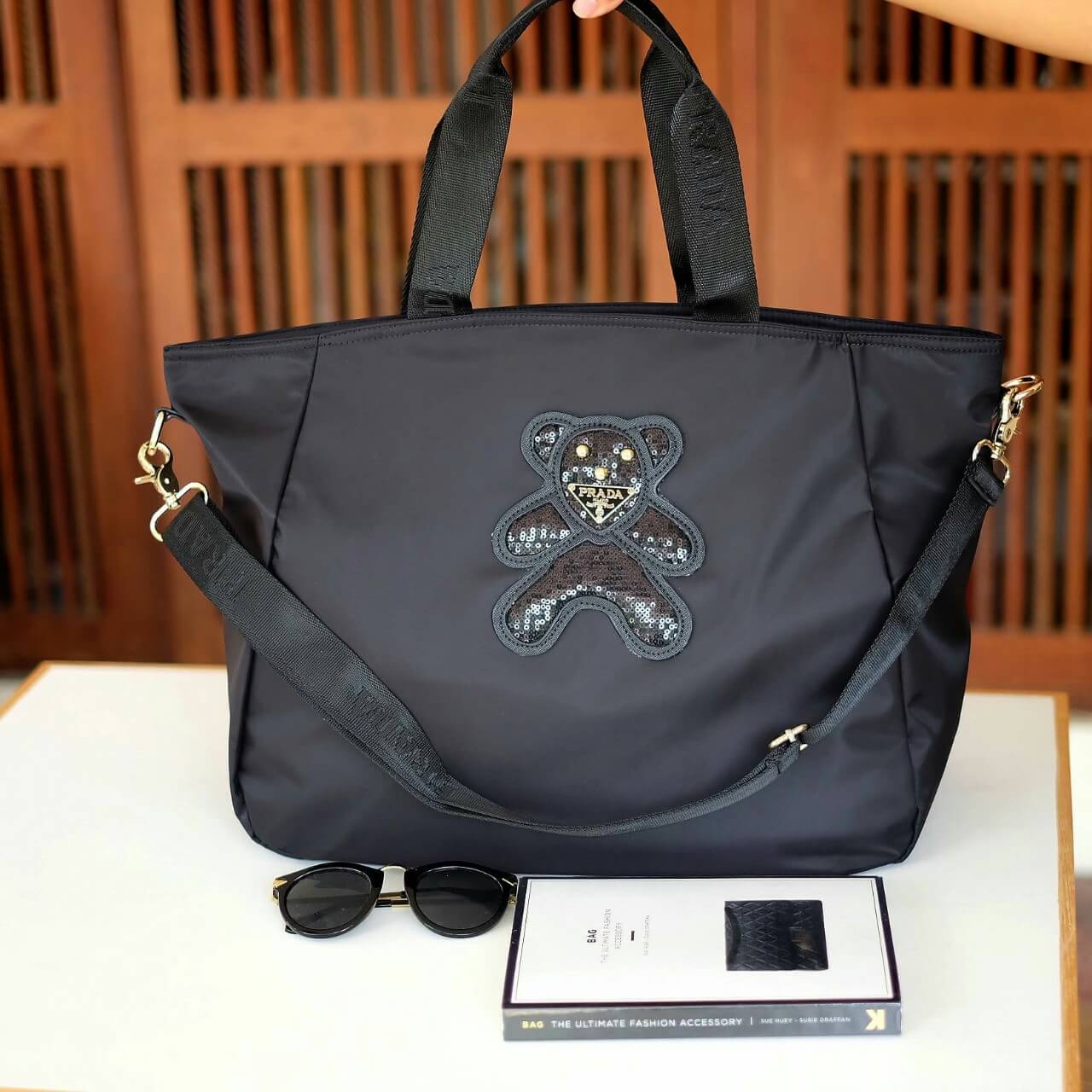 งานพรีเมี่ยมกิ้ฟ จากเคาเตอร์ต่างประเทศคะ รุ่น Limited edition ค่า ได้ กระเป๋าอเนกประสงค์ ทรง TOTE จากแบรนด์ PRADA มาค่า เป็น กระเป๋าผ้าไนล่อน ตามแบบฉบับของแบรนด์เลย ใบนี้มีสายยาวให้คะ เลิศมาก สะพายเป็น shoulder bag หรือ ถือได้คะ ใช้ได้2ด้าน ด้านนึงโลโก้แบ