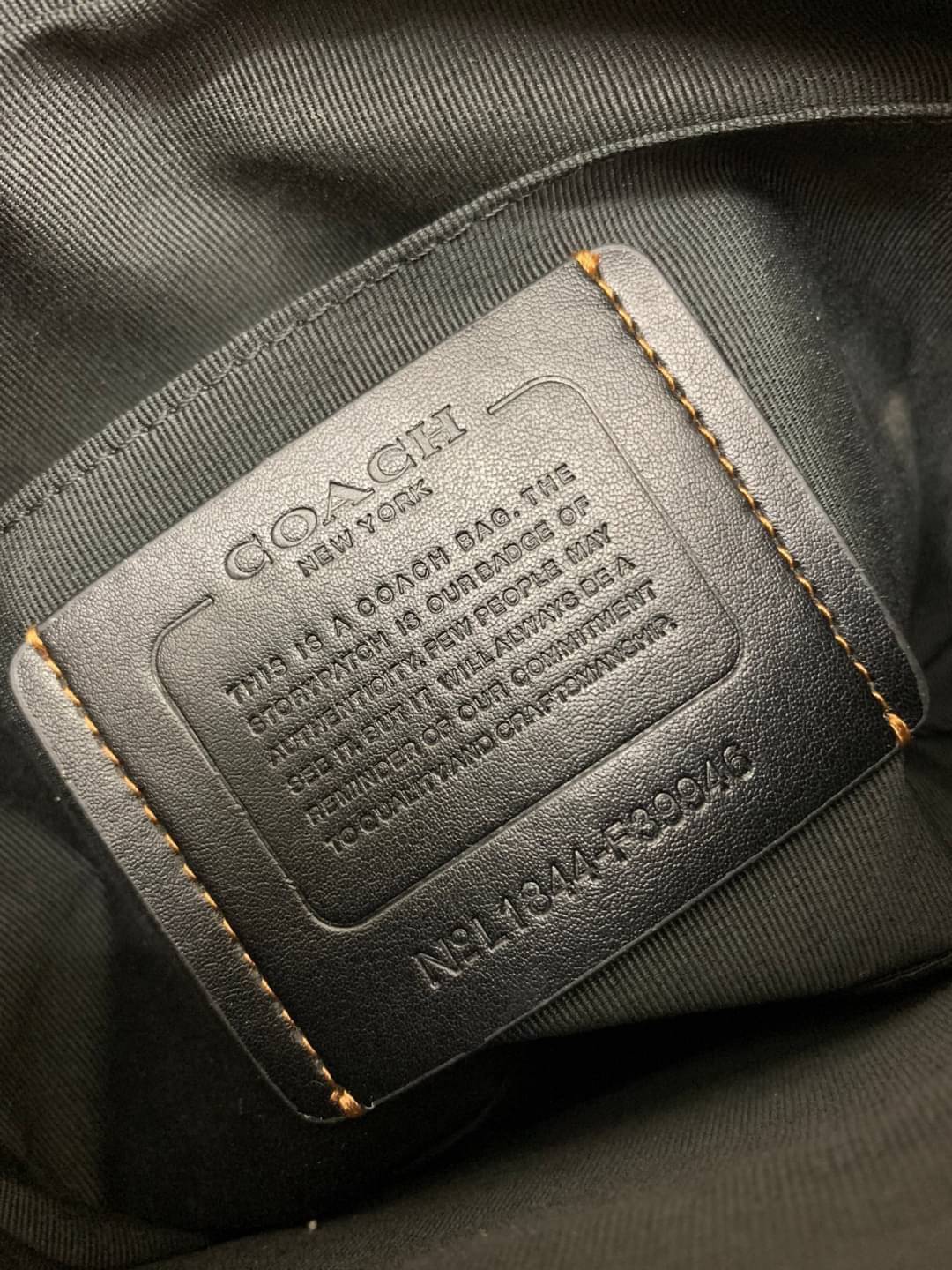 3สีเข้าใหม่งานคุณภาพอีกแล้วคับท่านน ทั้งสี ทั้งหนังสวยมากๆค่าา!! COACH GRAHAM CROSSBODY BAG ((39946)) พร้อมส่ง! กระเป๋าสะพายแบบครอสบอดี้ร์ ใช้ได้ทั้งชาย//หญิง หนังแท้อย่างดี เรียบหรูค่ะ ด้านหน้ามีช่องซิปซ่อนให้หนึ่งช่อง ช่องซิปหลักกว้าง ใส่ของจำเป็นได้ครบ