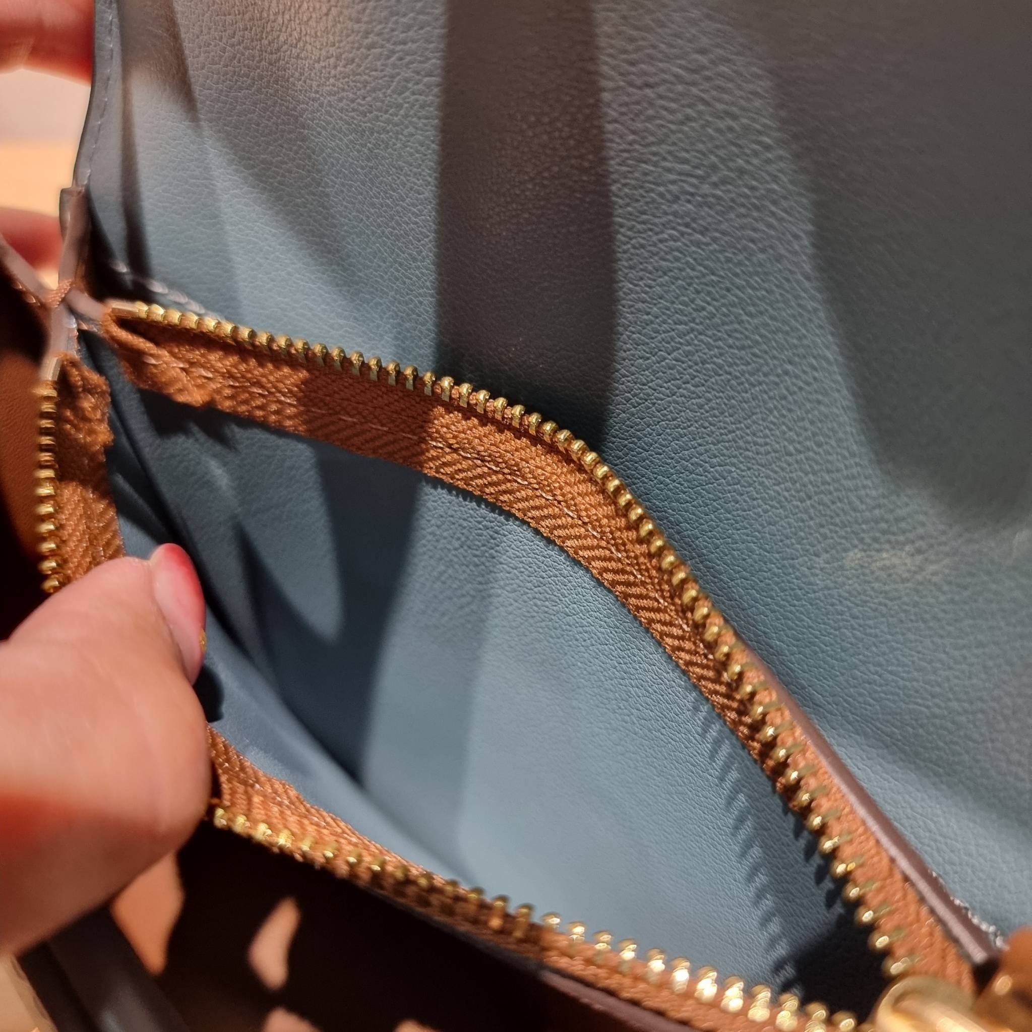 Tory Burch Bag / TORY BURCH ELEANOR SMALL CONVERTIBLE SHOULDER BAG ฮอตไอเท็ม รุ่นนี้ขายดีขายหมด สวยหรู คุณหนู ผู้ดี!! หายากมากแล้วน้า กระเป๋าสะพายข้าง ดีไซน์อยู่ทรง ขนาดกำลังสะดวกใช้