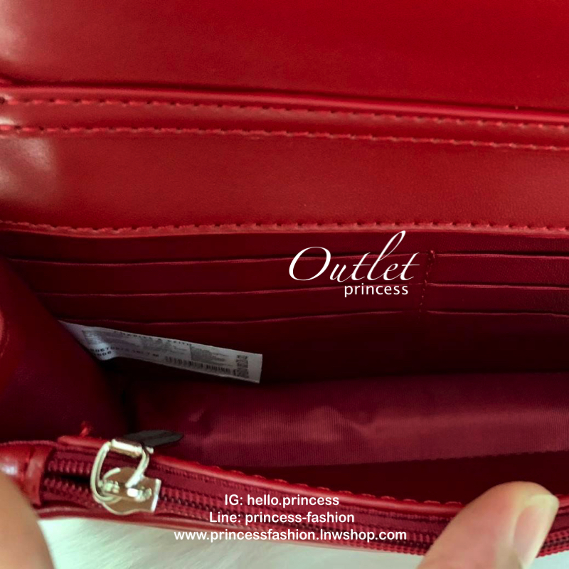 CHARLES & KEITH CHAIN DETAIL CLUTCH BAG กลับมาอีกครั้ง รุ่นขายดี สีออกใหม่ค่ะ!! กระเป๋าทรงคลัท//สะพายข้างได้ วัสดุหนังเรียบ ผิวเงา ตัวกระเป๋าแต่งอะไหล่โซ่เงินเพิ่มความเก๋เข้ามาค่ะ เปิดปิดกระเป๋าแบบกระดุมแม่เหล็ก ฝาปิดด้านบนมีช่องซิปใส่ของจุกจิกค่ะ ภายในมี