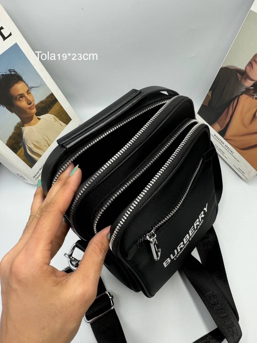BURBERRY MESSENGER BAG กระเป๋าทรงแมสเซ็นเจอร์สีดำคลาสสิค ขนาดกำลังดี ดีไซน์ใหม่ล่าสุด!! แบ่งช่องซิปใช้งานง่าย มีหูจับในตัว สายสะพายยาวถอดได้ สาวๆซื้อให้แฟนต้องเป็นปลื้มแน่นอน หรือใครมองหาของขวัญช่วงสิ้นปี ใบนี้ตอบโจทย์ถูกใจคนรับแน่นอนจ้า