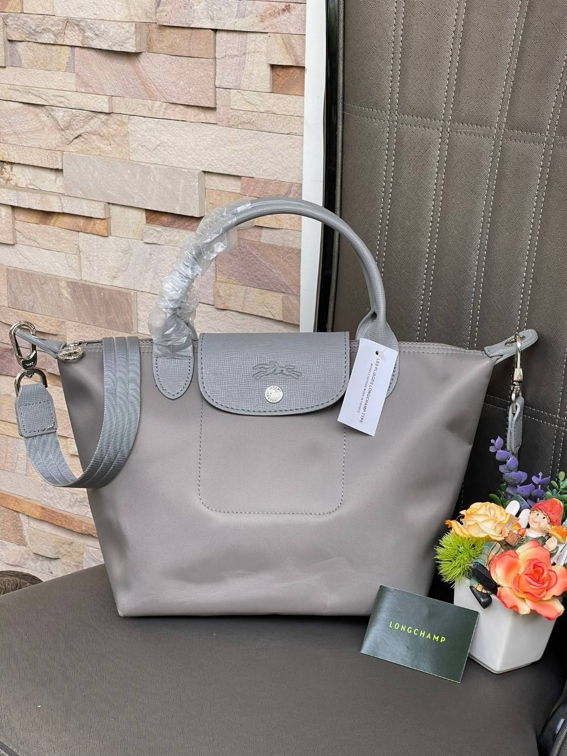 Longchamp Le Pliage Neo Size S มาพบกับกระเป๋ารุ่นยอดนิยม ที่สาวๆ ต้องมีไว้เก็บไว้สักใบ กระเป๋าโท้ทใบนี้ มาพร้อมกับสีที่มีสไตล์เรียบง่าย มีสายสะพายยาวช่วยให้คุณสามารถสะพายไหล่ได้อย่างสบาย ในขณะที่ที่ปิดแบบซิปช่วยให้คุณมั่นใจได้ว่าของด้านในมีความปลอดภัย Le 