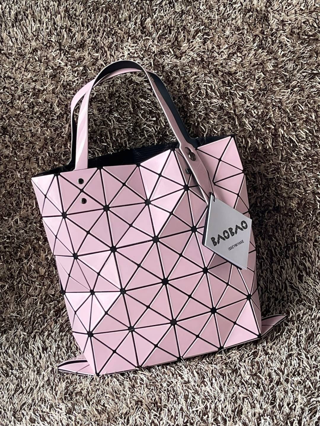 Baobao Issey Miyake 6x6 กระเป๋า Tote รุ่นนี้ถือว่าเป็นกระเป๋า Tote ไซส์กลางที่เหมาะกับการพกพาสิ่งของที่จำเป็นในทุก ๆ วัน มาพร้อมสายที่สามารถปรับได้ทั้งสองสาย และมีช่องใส่ของช่องเล็กด้านใน 1 ช่อง จุของได้เยอะแถมยังทนทาน ใช้เป็น Everyday Bag ได้เลยคะ พกพาสะ