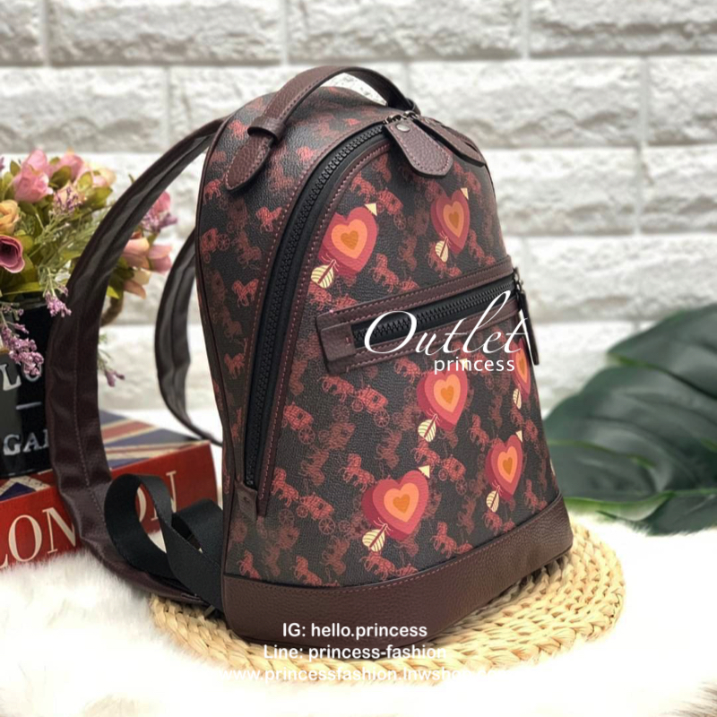 COACH BACKPACK WITH HORSE AND CARRIAGE PRINT AND HEARTS กระเป๋าสะพายหลัง วัสดุ pvc+หนังแท้ ตัวกระเป๋าลายแบรนด์ทั้งใบ ด้านหน้ามีรูปหัวใจโดดเด่นค่ะ พร้อมช่องซิปสำหรับใส่มือถือหรือของจุกจิก เปิดปิดกระเป๋าแบบซิปคู่ ภายในโล่ง ใส่ของจำเป็นได้ครบเลยนะคะ พร้อมช่อ