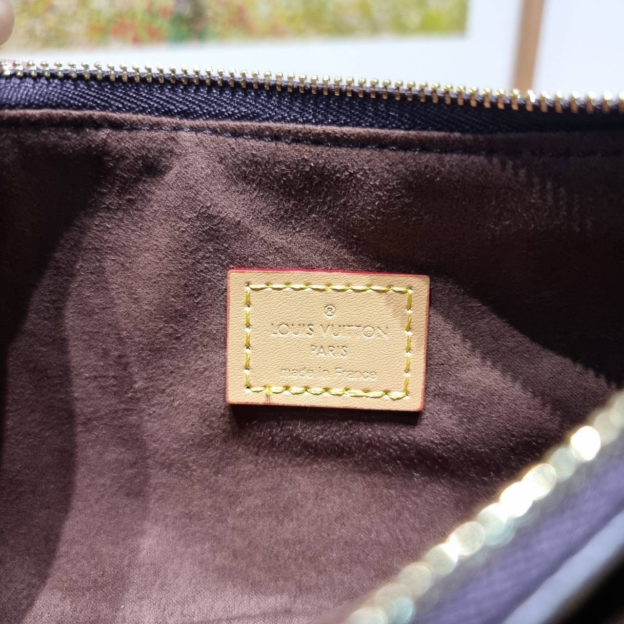 LV liv pochette กระเป๋าสะพายทรงสวย เป็นเอกลักษณ์ ดีไซน์ลวดลายโมโนแกรมเรียบหรู