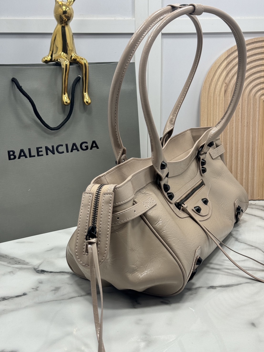ORI หนังแท้ | Balenciaga Le City Bag East-west Bag 32cm กระเป๋าถือ/สะพายข้างทรงยาวดีไซน์โดดเด่นสวยเท่ล้ำสมัย ที่สุดแห่งความไอคอนิกไม่เหมือนใคร มีกิมมิคและลูกเล่นแพรวพราว