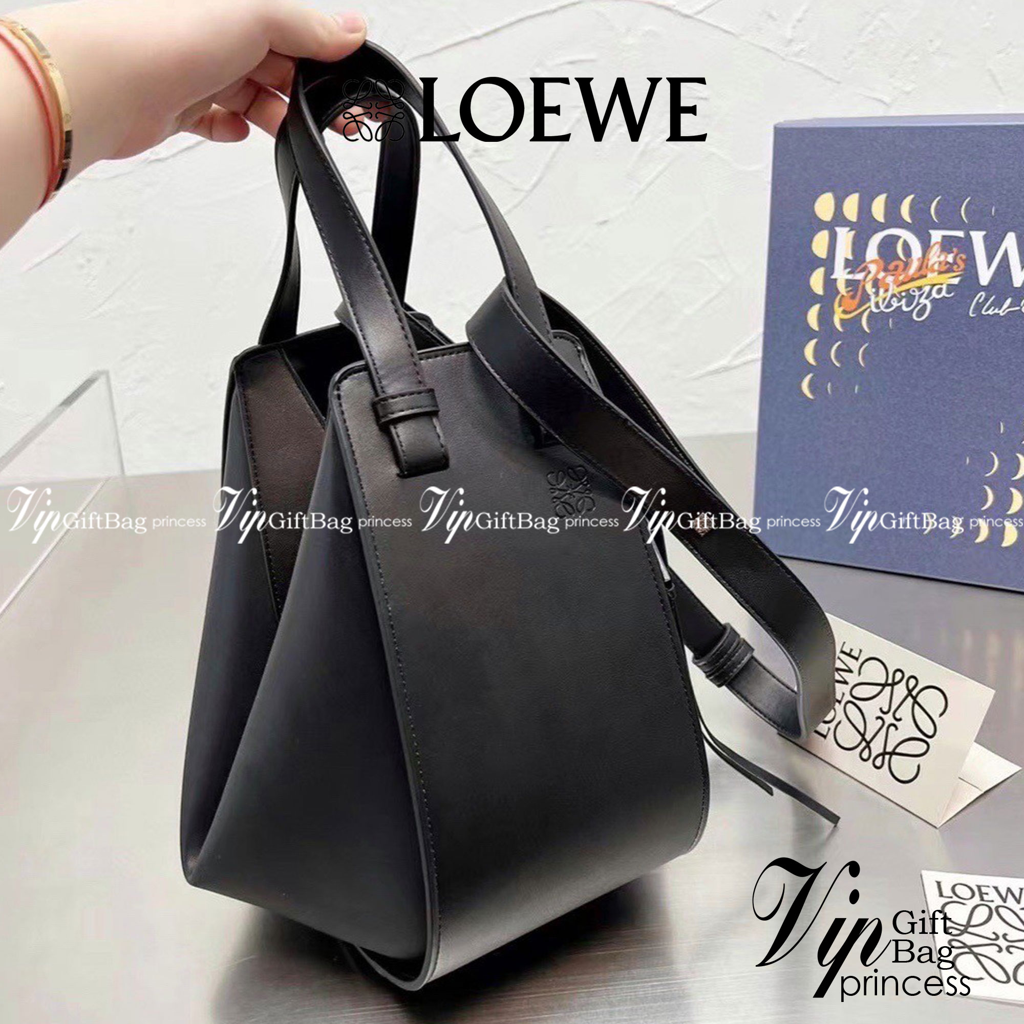 Loewe Hammock Bag / Loewe Small Hammock Leather Bag กระเป๋าถือหรือสะพาย รุ่น Rare items สุดๆ หนังสวยดีไซน์มีเอกลักษณ์ ใบขนาดกำลังดี น้ำหนักเบา สามารถปรับได้หลายทรง ด้านข้างมีซิปปรับขยายได้ ภายในโล่งกว้าง ใส่กระเป๋าสตางค์ กล้อง มือถือ ของใช้ได้เยอะ หูหิ้วห