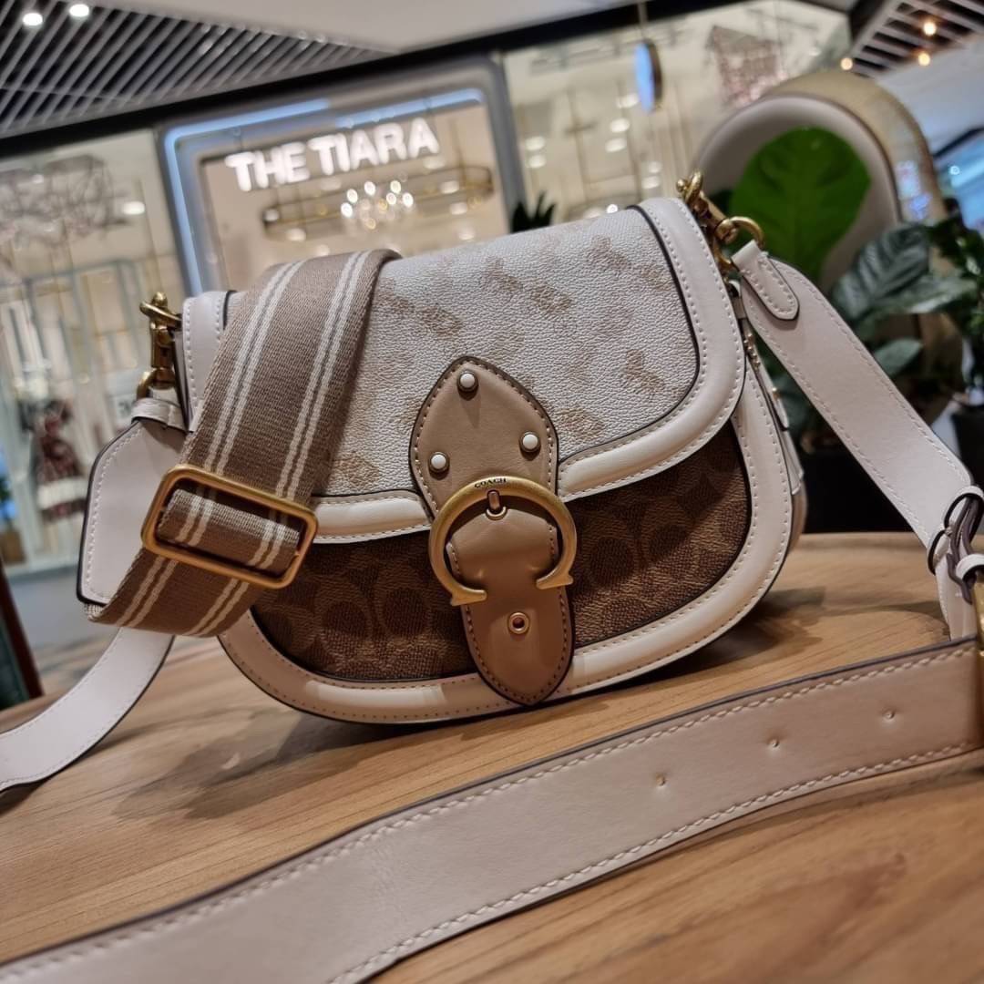 COACH C3837 BEAT SADDLE BAG WITH HORSE AND CARRIAGE PRINT The best item! ที่สาวๆรอคอย! ฮอตไฟลุก! สีหายาก ละมุนคุณหนู คอลเลคชั่นใหม่ ดีไซน์หรูหรา พิเศษมากๆมาพร้อมสายสะพาย 2 เส้น ใช้คู่กันหรือแยกสะพายก็สวยครบสูตร กระเป๋าสะพายทรง saddle คลาสสิค เปิด-ปิดด้วยก