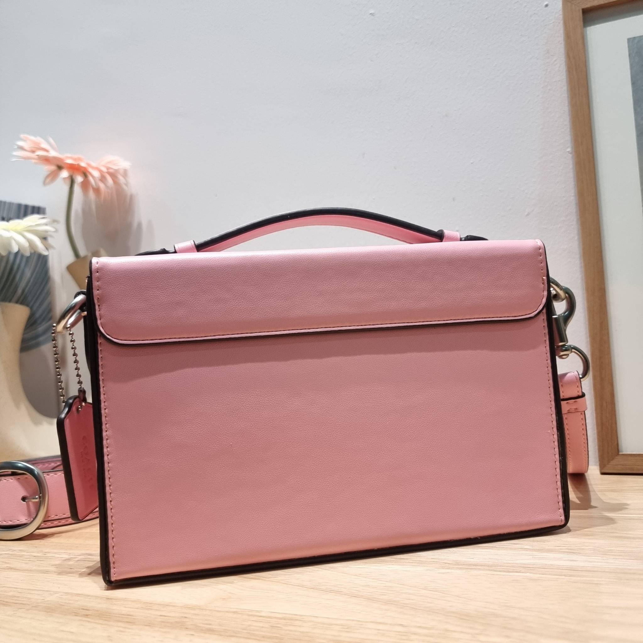 COACH CH798 TABBY BOX BAG IN SIGNATURE CANVAS ดีไซน์ใหม่ปี 2023 กับกระเป๋าสะพายมัลติฟังก์ชั่น ครบครัน ใช้งานได้หลากหลาย สวยคมชัด คลาสสิคใช้ได้ทุกลุค