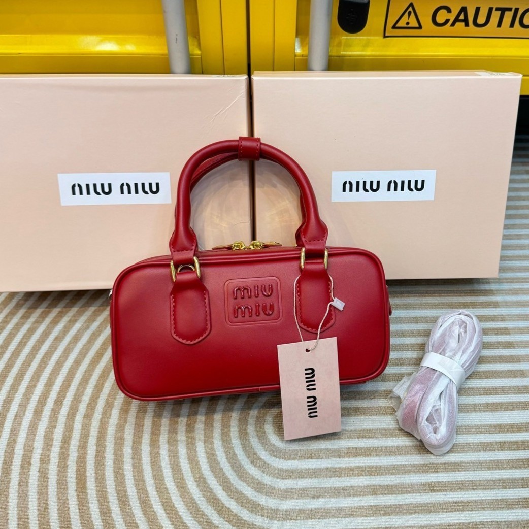 MIU MIU Arcadia leather bag 22cm Regular Size กระเป๋าถือ/สะพายสุดชิคมากในตอนนี้ ดีไซน์เรียบแต่มากมีอยู่จริง สวยดูแพง แมทชุดได้ง่ายสุด มินิมอลมินิใจ หูจับในตัวง่ายและสะดวกพกพา