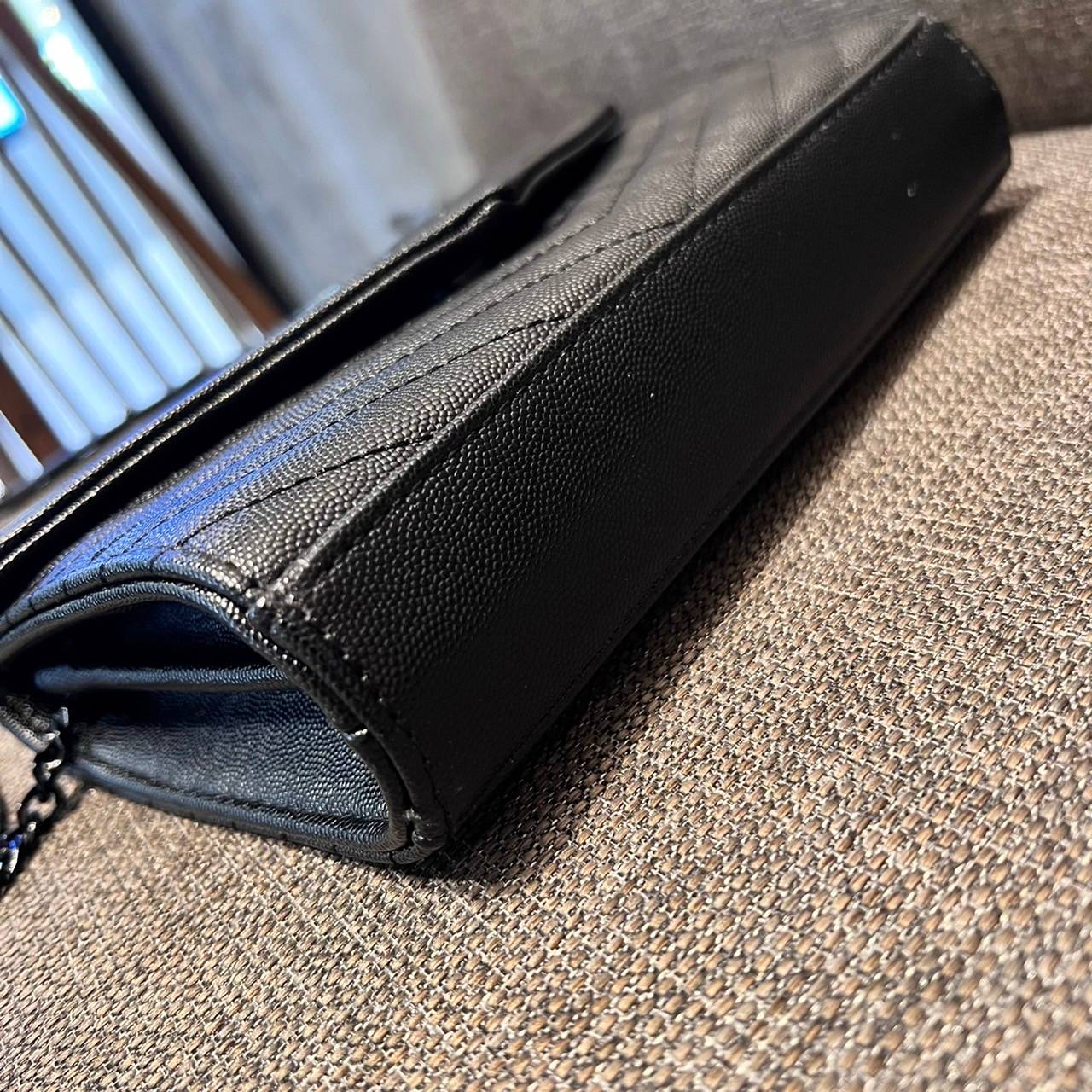 ไม่เคยผิดหวังจริงๆ!! กับรุ่นที่สาวๆรู้กัน Yves Saint laurent clutch bag with chain กระเป๋าสะพายทรง woc สุดฮอต ดีไซน์เรียบหรู โดดเด่นด้วยโลโก้ด้านหน้า เพิ่มดีเทลความผู้ดี วัสดุหนัง pepble ทนทาน ใช้งานง่ายเพียงแค่เปิด-ปิดด้วยกระดุมแม่เหล็ก ภายในแบ่งสัดส่วนไ