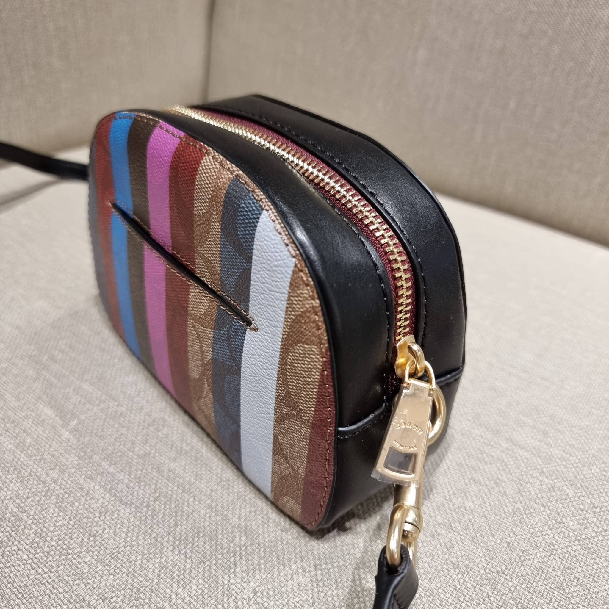OUTLET 】COACH C5590 MINI SERENA CROSSBODY IN SIGNATURE CANVAS WITH STRIPE PRINT มาจ้าแม่ มาหนักๆอีกแล้ว กับคอลเลคชั่นที่ขายดี ขายหมด ไม่เคยพอจะขาย!! มินิเซเรนา ดีไซน์สดใส น่ารักน่าใช้ที่สุด วัสดุหนังแคนวาสเคลือบลาย เปิด-ปิดด้วยซิป สะดวกใช้ ภายในเป็นช่องโล