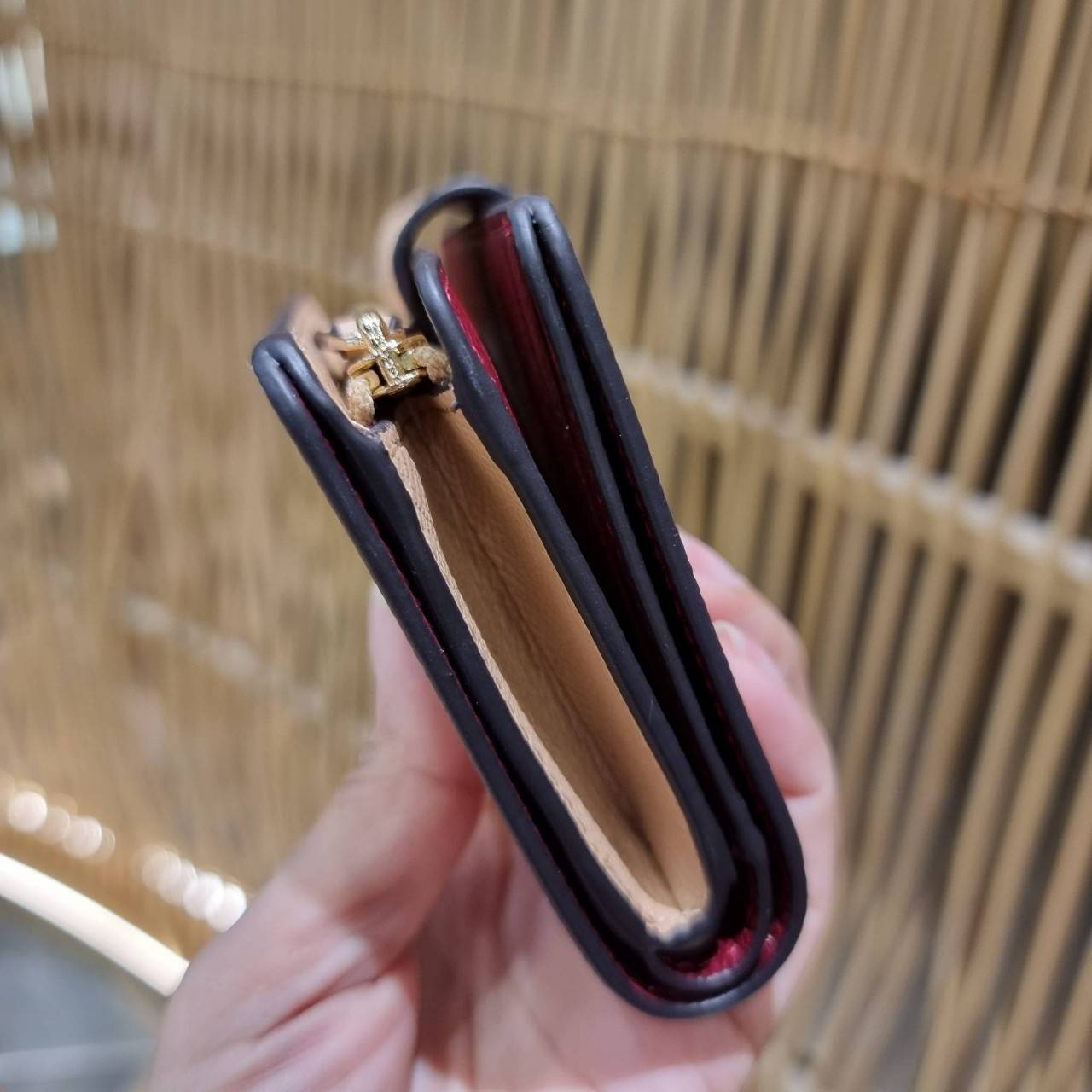 COACH 6390 MEDIUM CORNER ZIP WALLET เดอะเบสท์รุ่นที่สาวๆตามหา!! ดีไซน์ใหม่ สวยสะกด!! กระเป๋าสตางค์ใบกลาง สีคลาสสิค เรียบแต่แฝงความหรู บอกเลยว่ามันละมุนมาก!! ด้วยวัสดุหนัง crossgrain ที่ดูแลรักษาง่าย และยังดูผู้ดี ถือใช้แล้วขับผิวทุกสี ภายในมีช่องใส่บัตรแล